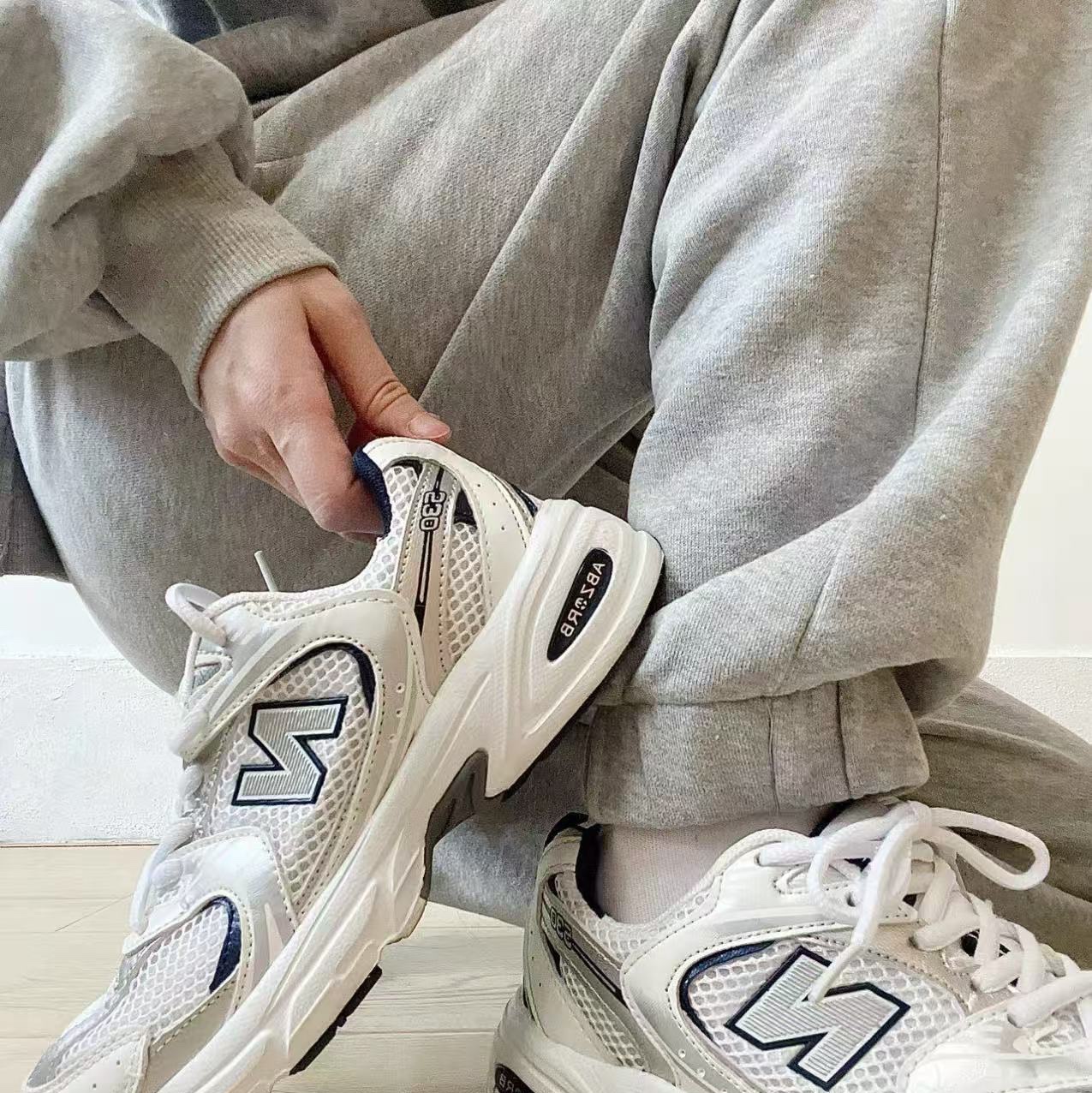 (GS) New Balance 530 White Natural Indigo 착용 스타일 - 2