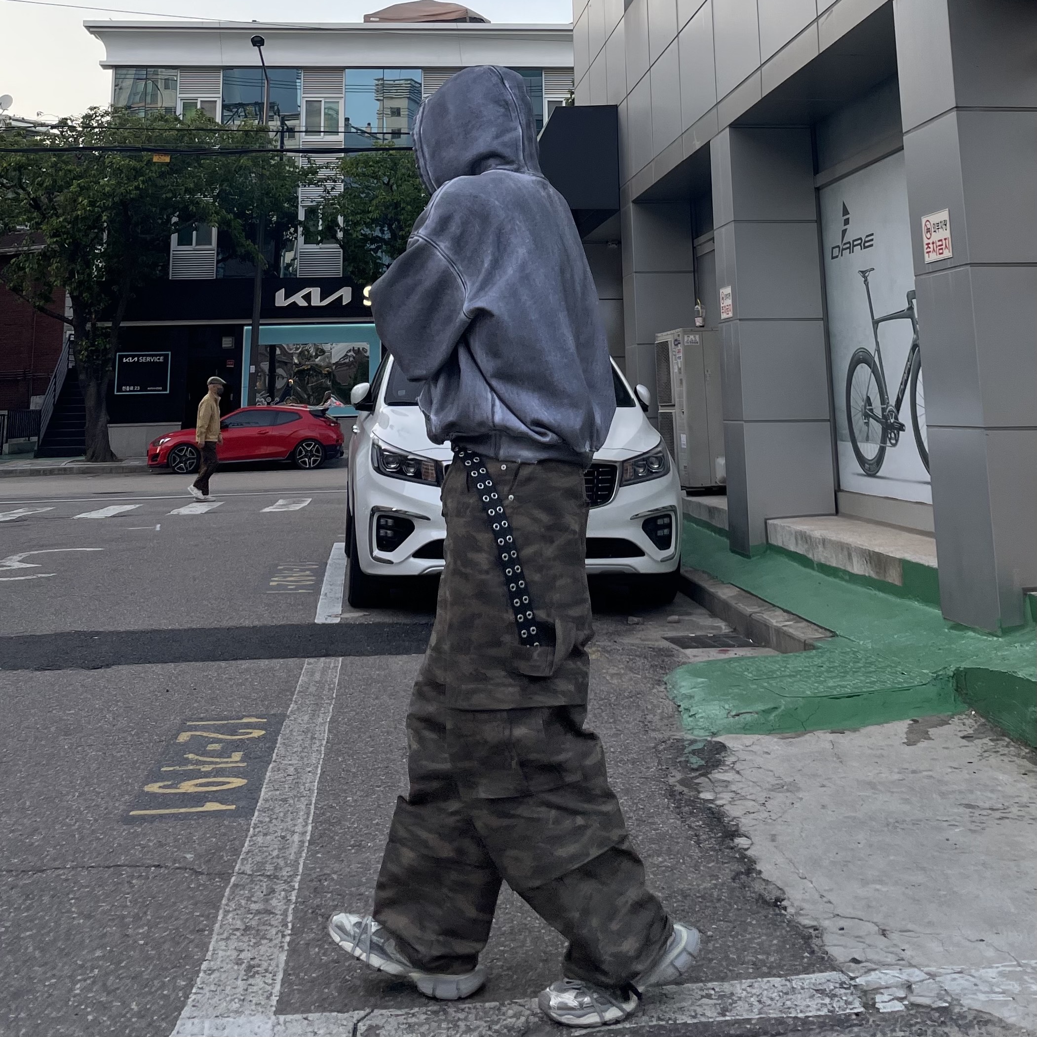 [KREAM Exclusive] Kamien Titan Baggy Pants Kream Camo, Balenciaga 3XL Sneakers Light Beige 착용 스타일