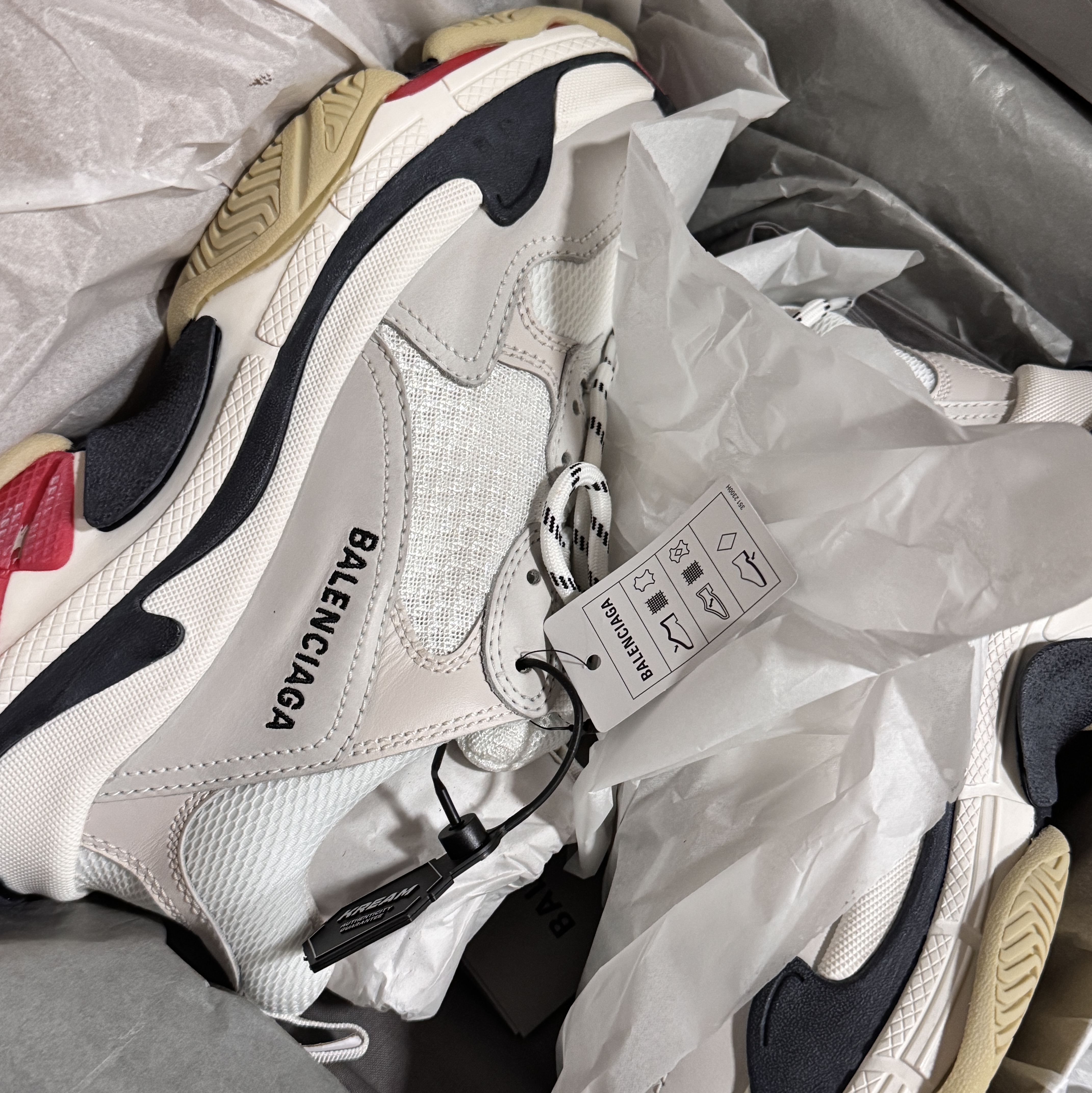 (W) Balenciaga Triple S White Black Red 2019 착용 스타일 - 1