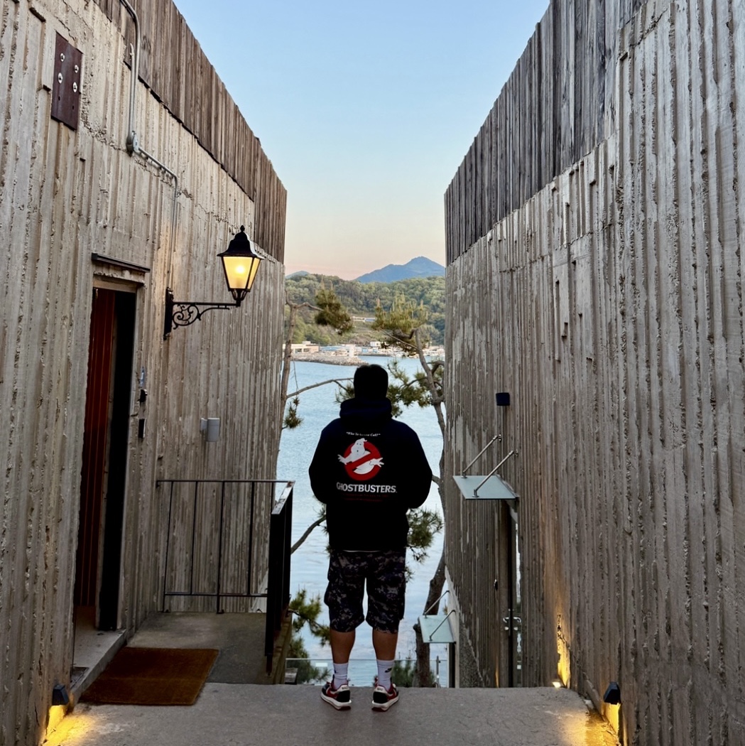 Nike x Sacai x Undercover LDWaffle Midnight Spruce University Red, Stussy Wave Dye Beach Shell Jacket Black 착용 스타일 - 1