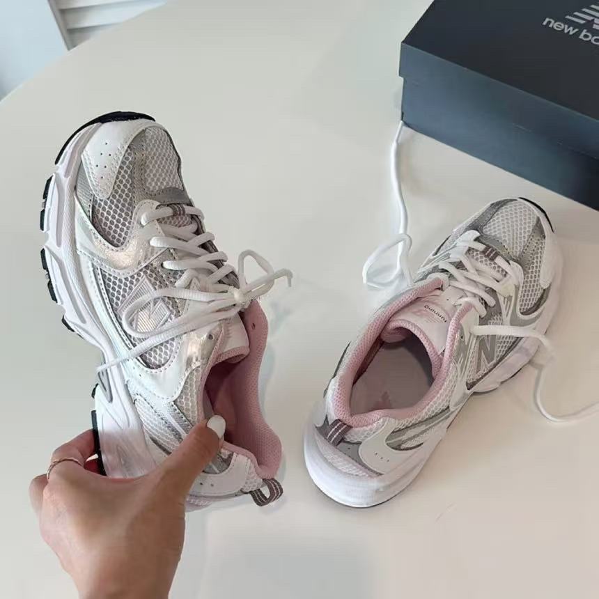 (GS) New Balance 530 White Mid Century Pink 착용 스타일 - 7