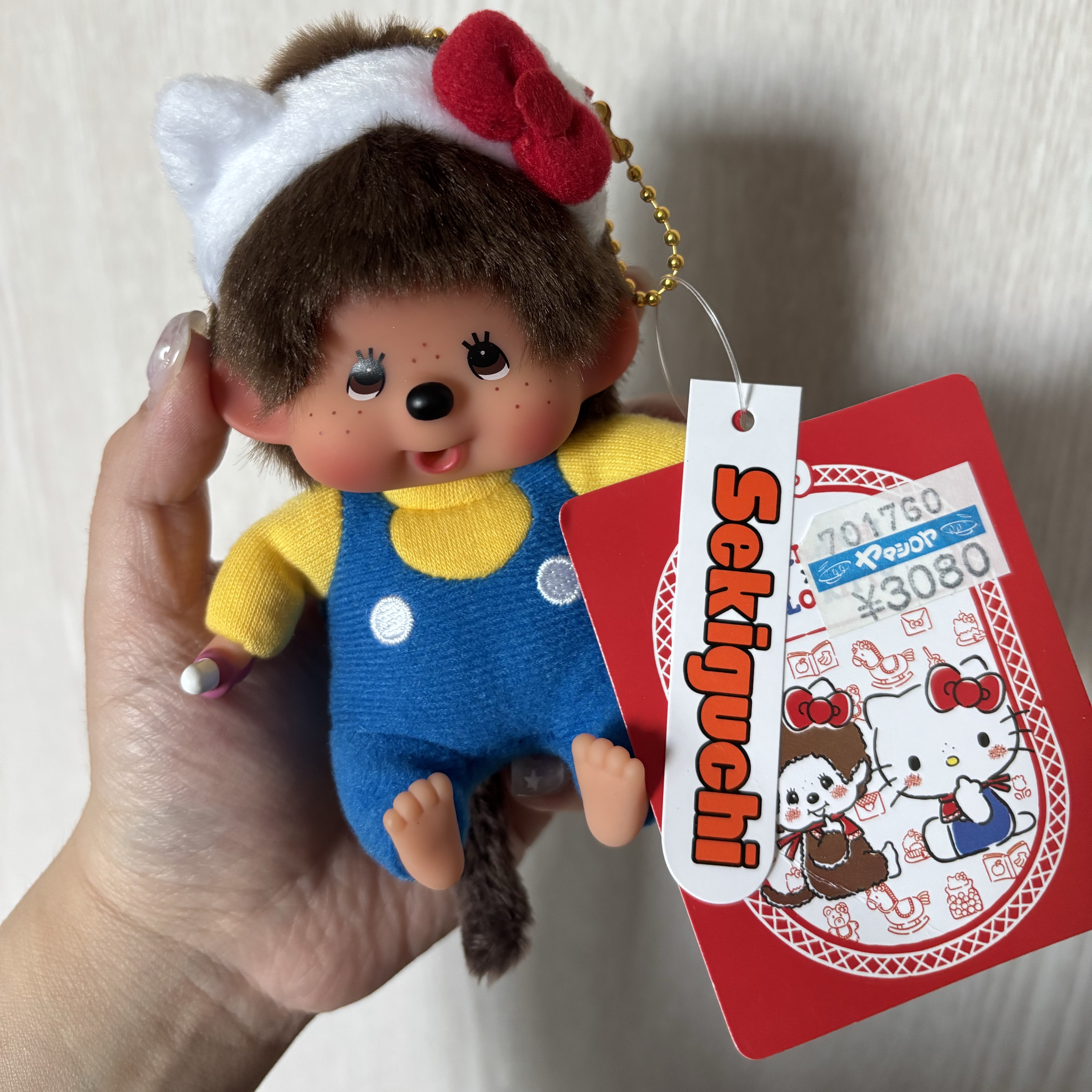Sanrio Hello Kitty x Monchhichi 50th Anniversary Monchhichi Holder 착용 스타일