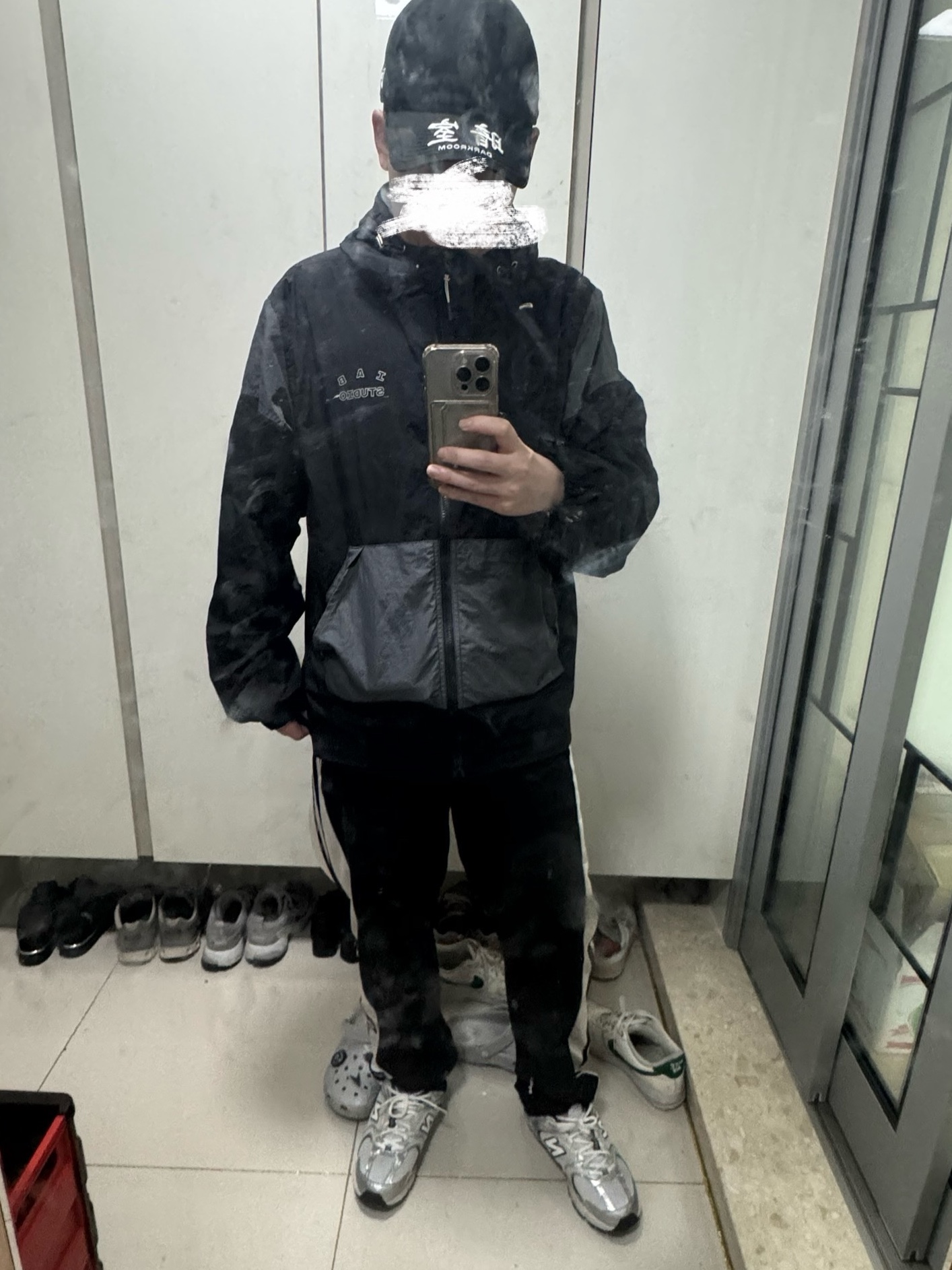 IAB Studio Wind Jacket Pack Black Silver 착용 스타일