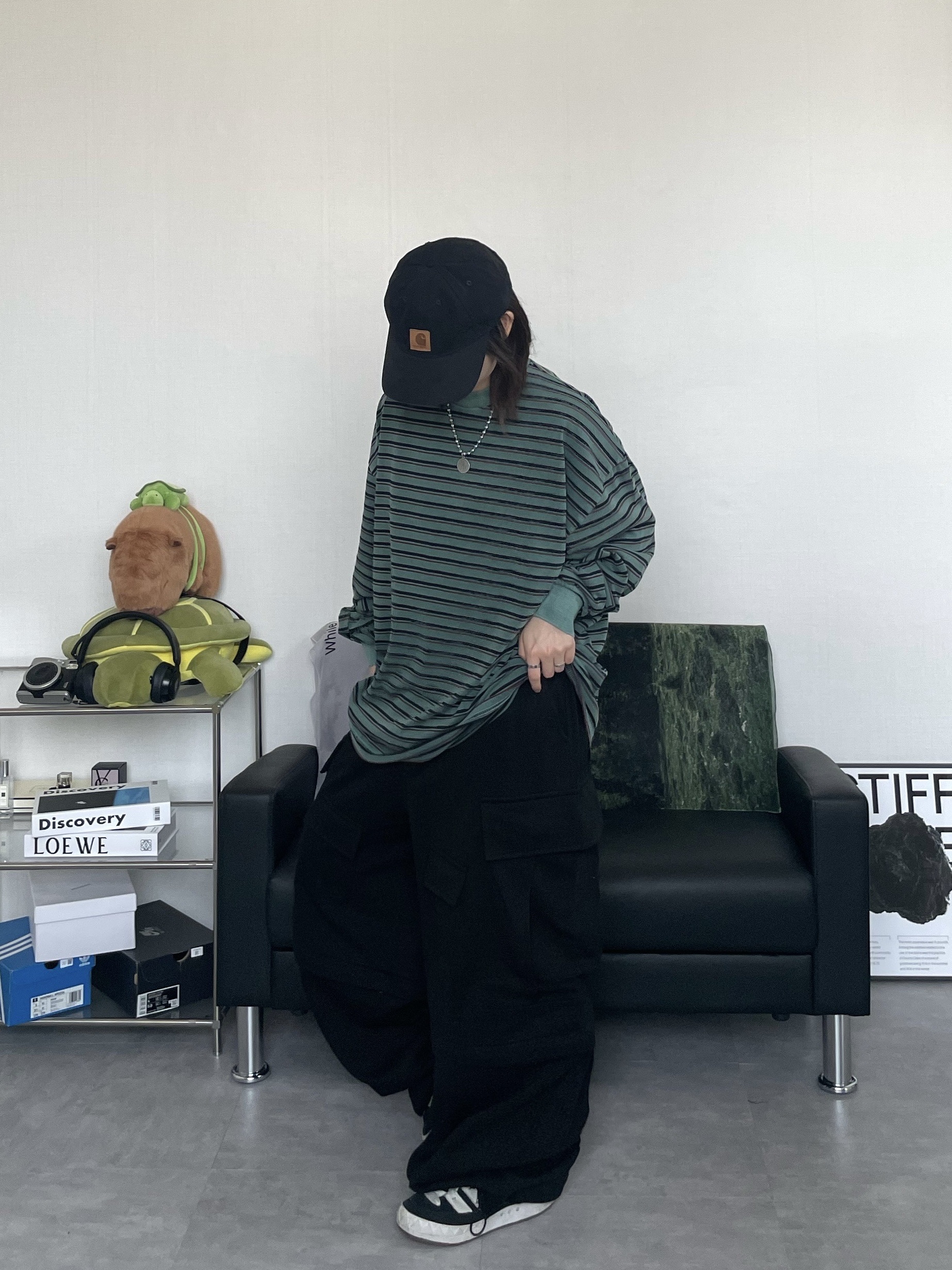 Adidas Adimatic Core Black, Carhartt Canvas Cap Black 착용 스타일 - 4
