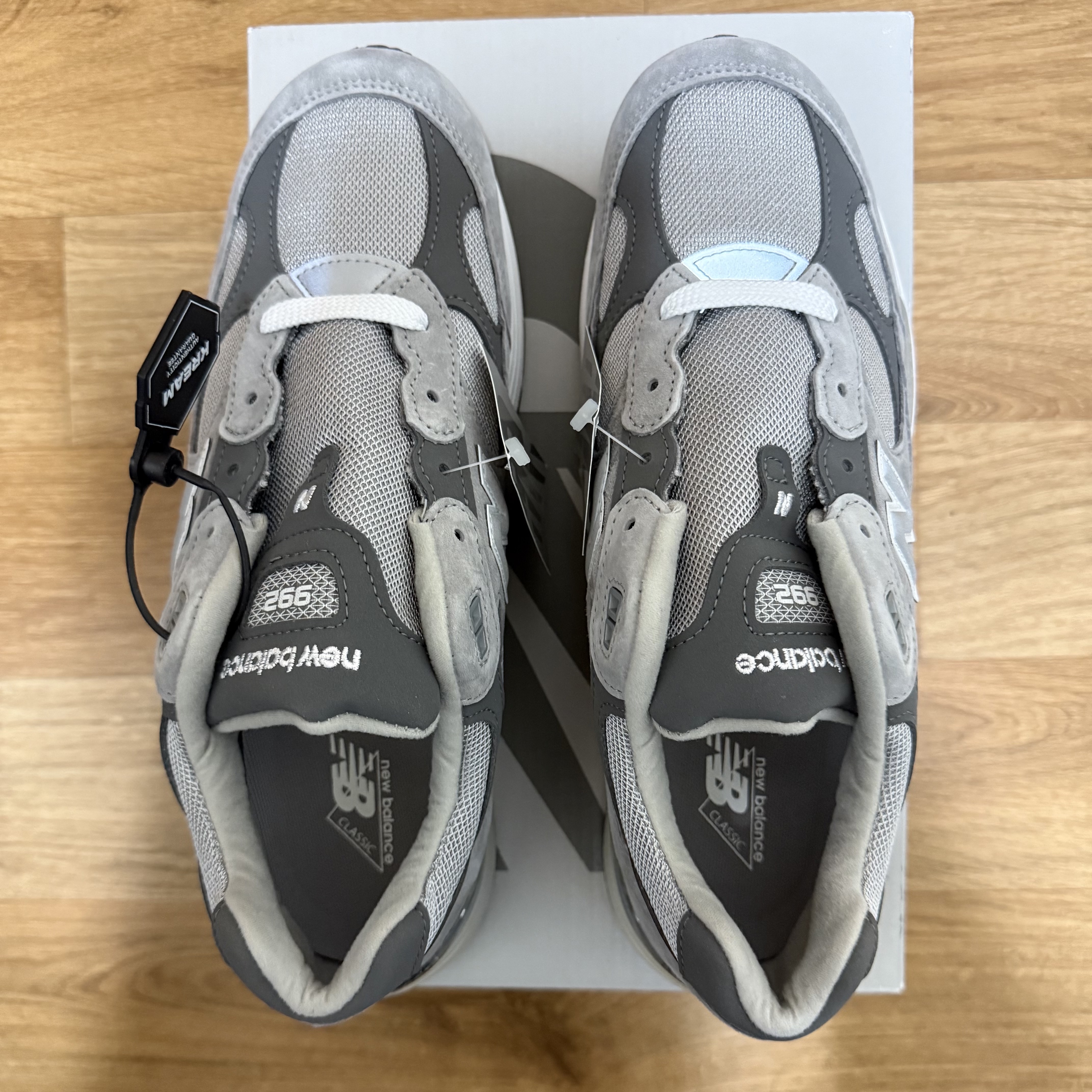 New Balance 992 Made in USA Core Grey Silver Metallic 착용 스타일 - 2