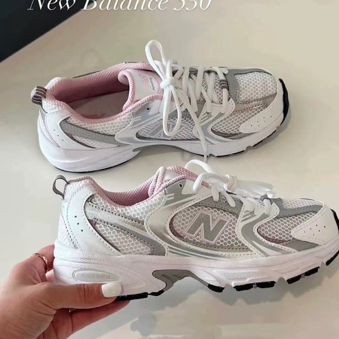 (GS) New Balance 530 White Mid Century Pink 착용 스타일 - 1