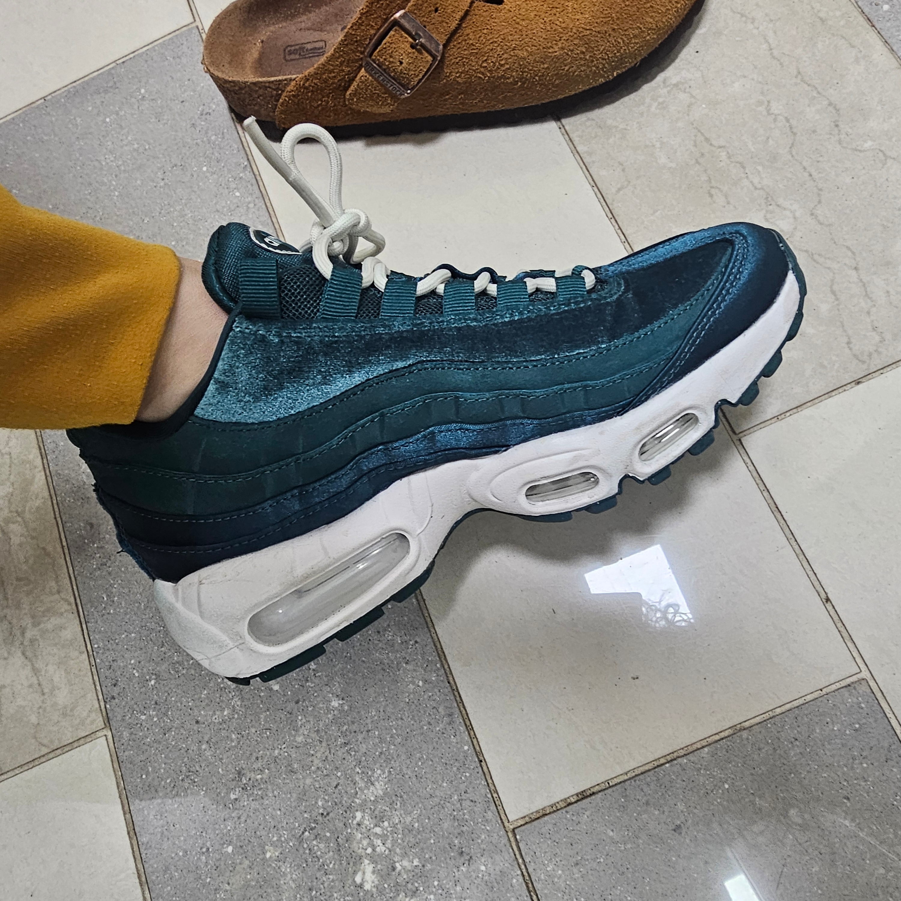 (W) Nike Air Max 95 Velvet Teal 착용 스타일 - 2
