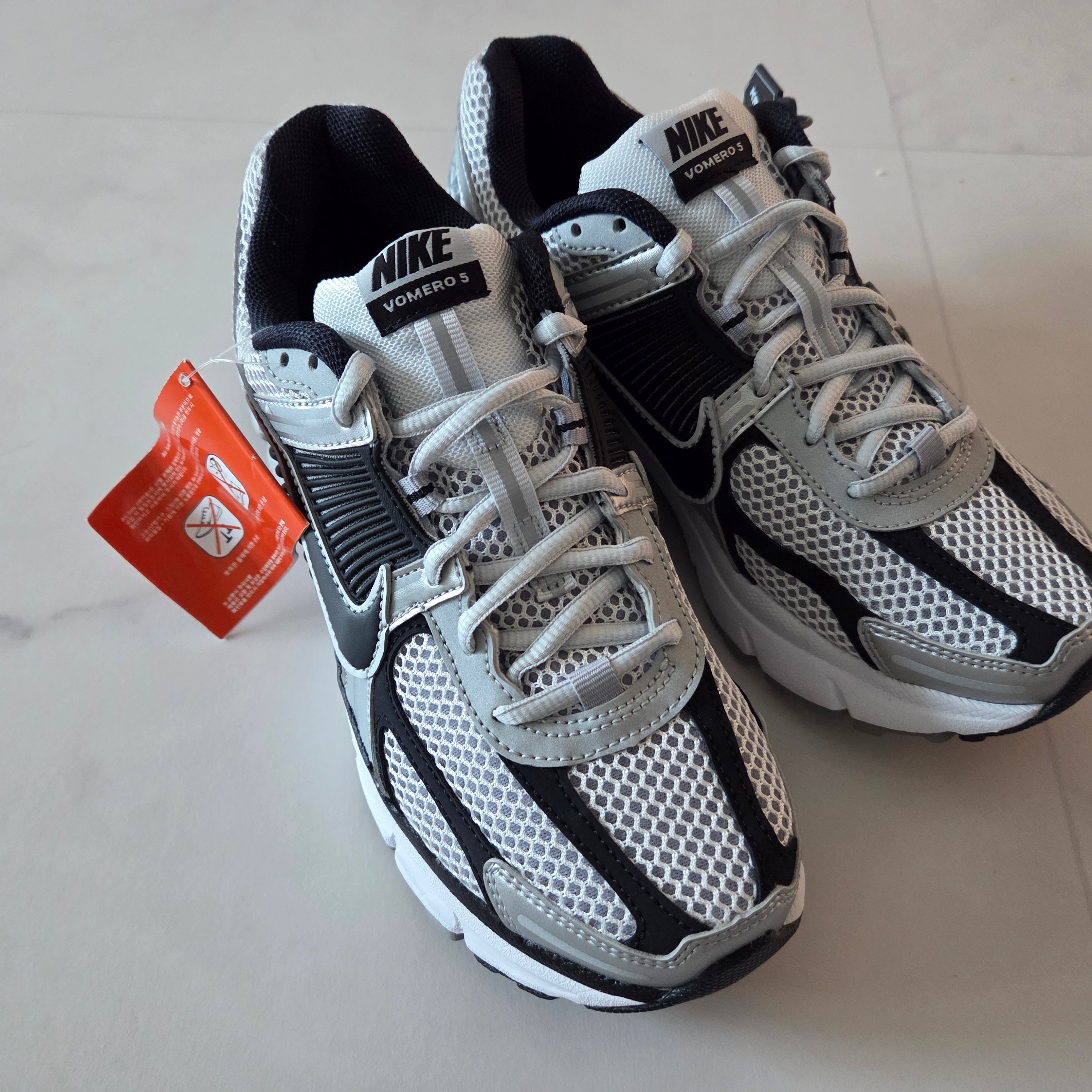 Nike Zoom Vomero 5 Metallic Silver Black 착용 스타일 - 2