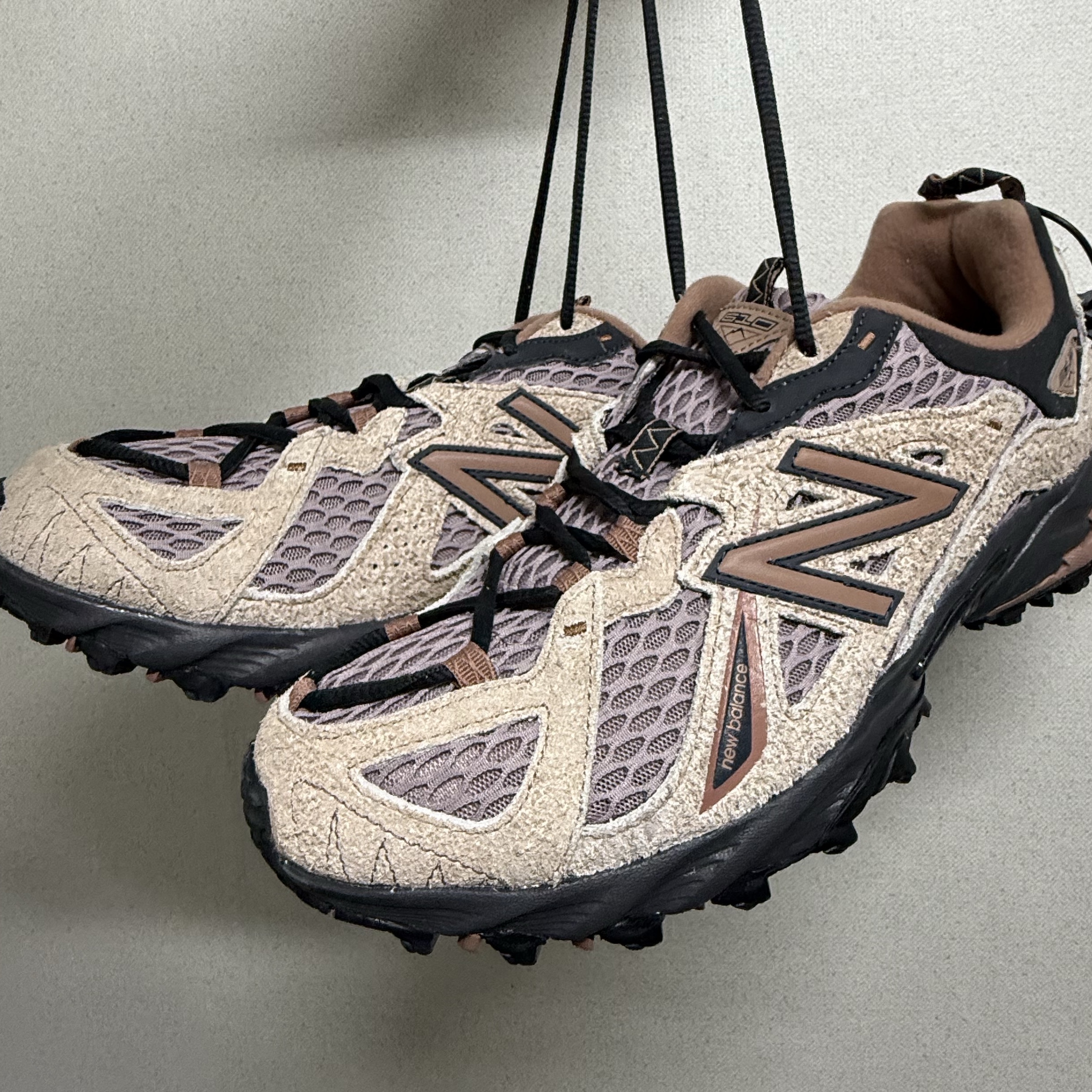 New Balance ML610 Flat Taupe Ice Wine 착용 스타일