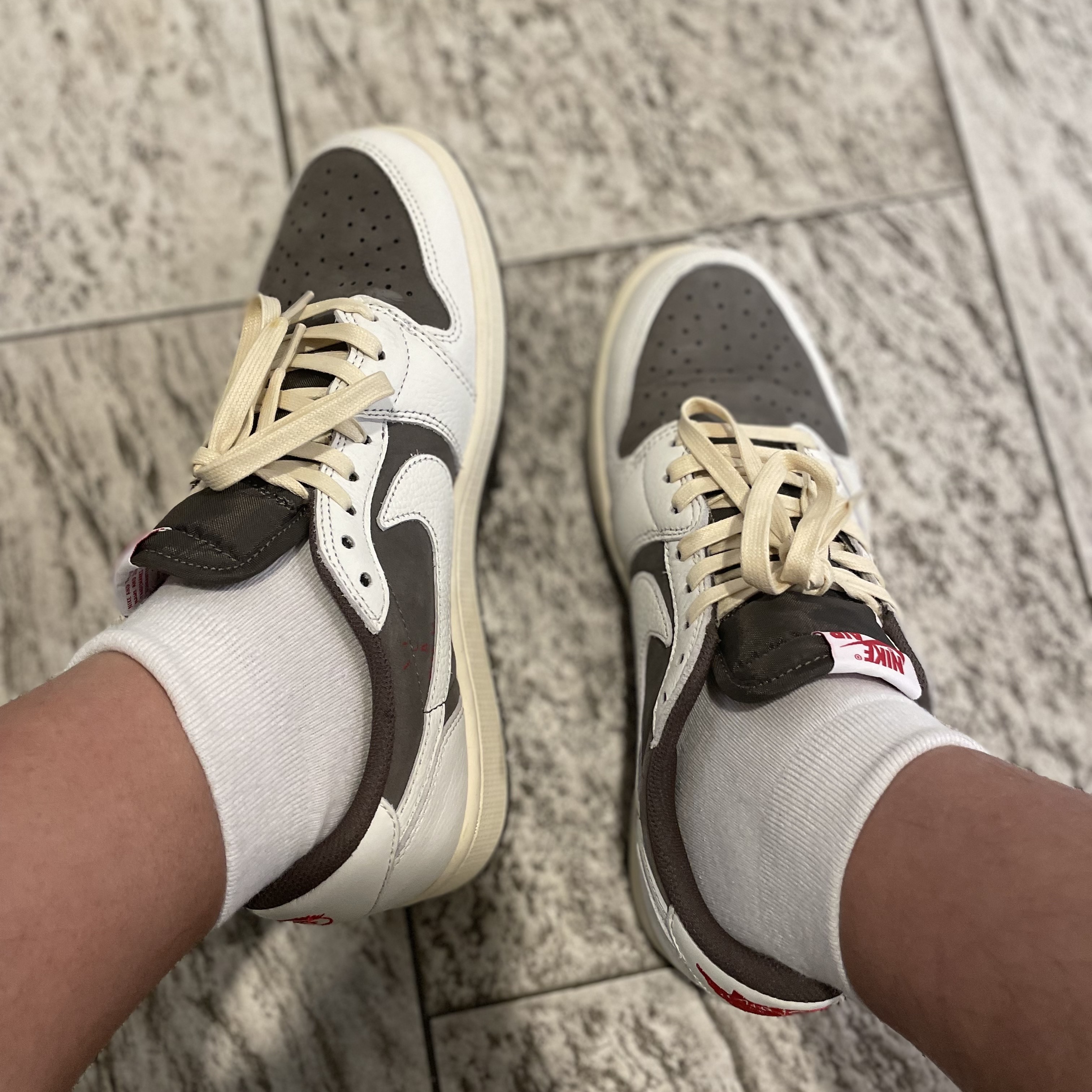Jordan 1 x Travis Scott Retro Low OG SP Sail and Ridgerock 착용 스타일