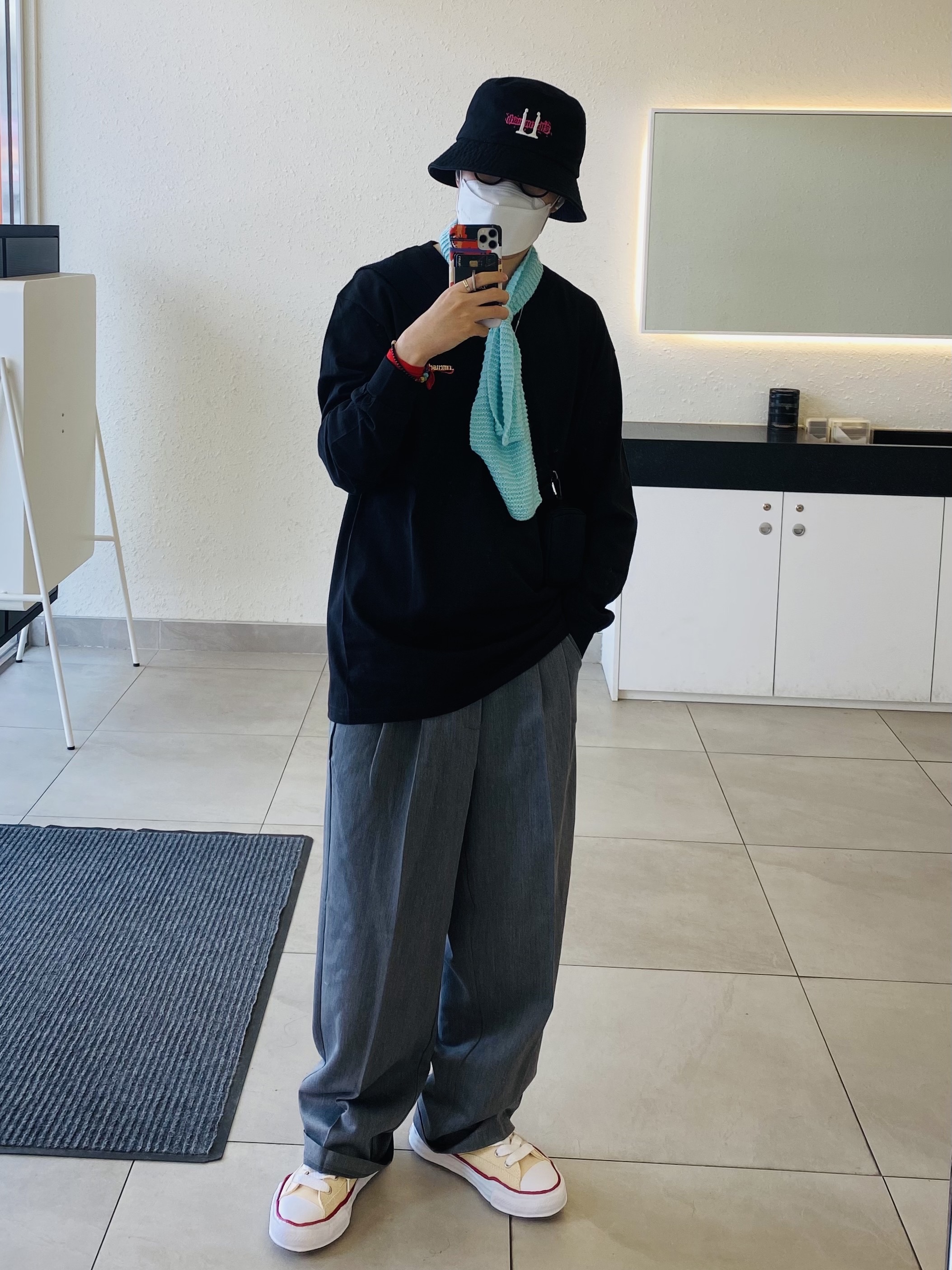 G-DRAGON Ubermensch Long Sleeve T-Shirt Black, G-DRAGON Ubermensch Bucket Hat Black 착용 스타일 - 1