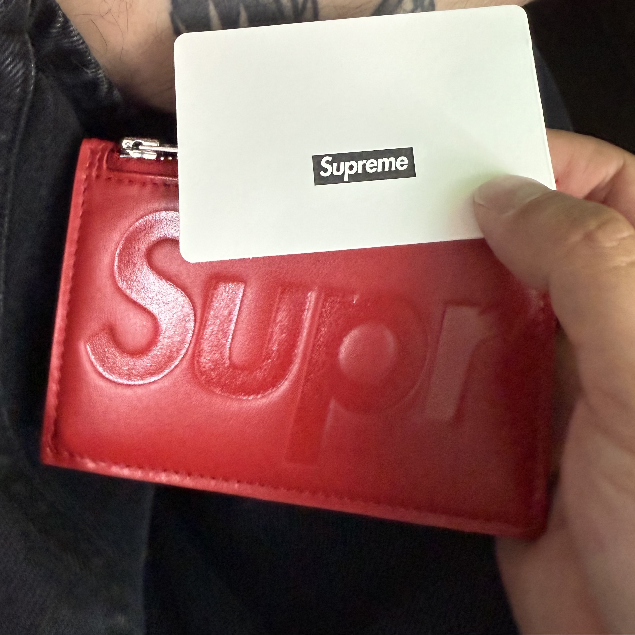 Supreme Leather Zip Card Holder Red 착용 스타일