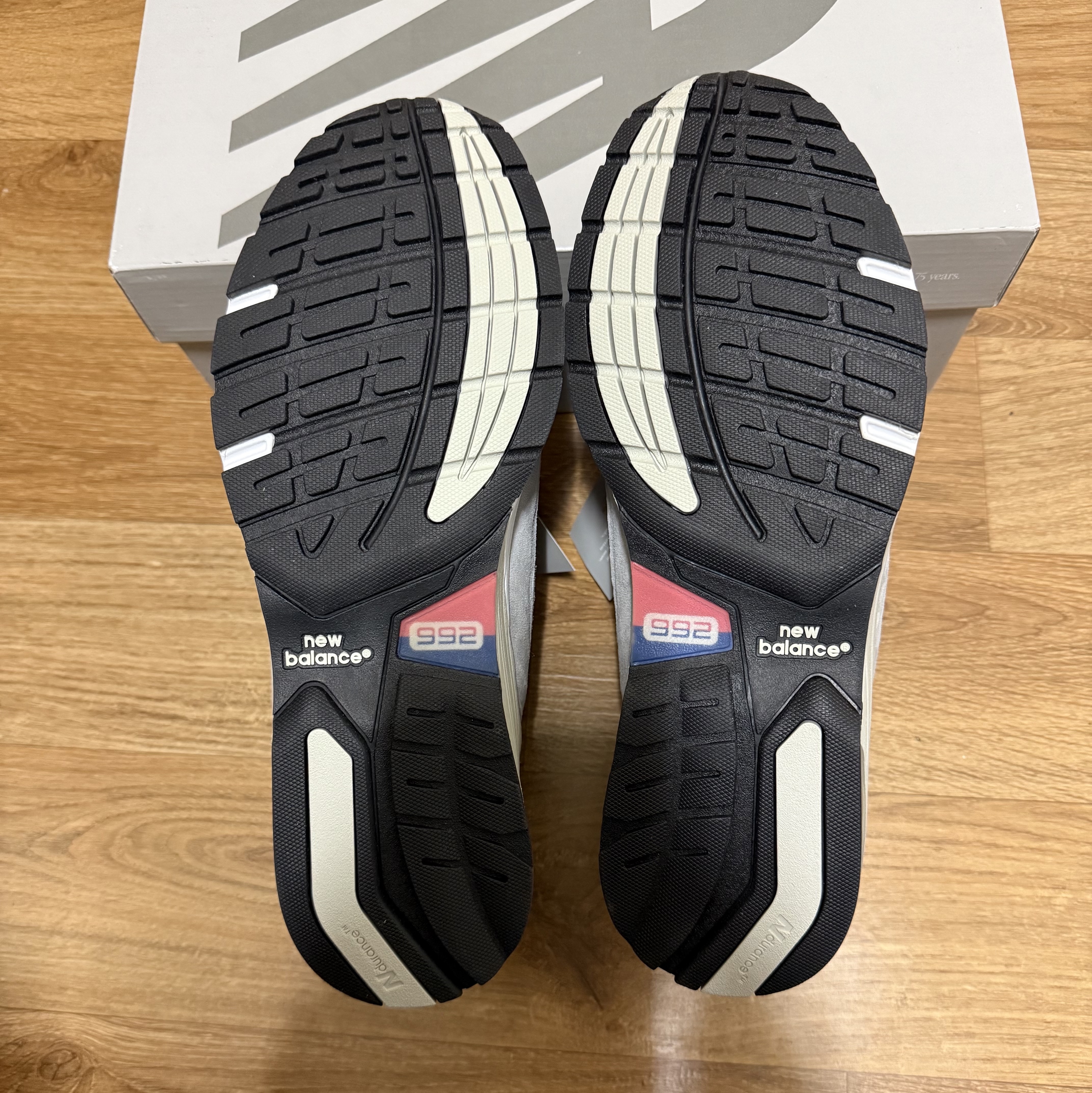 New Balance 992 Made in USA Core Grey Silver Metallic 착용 스타일 - 3