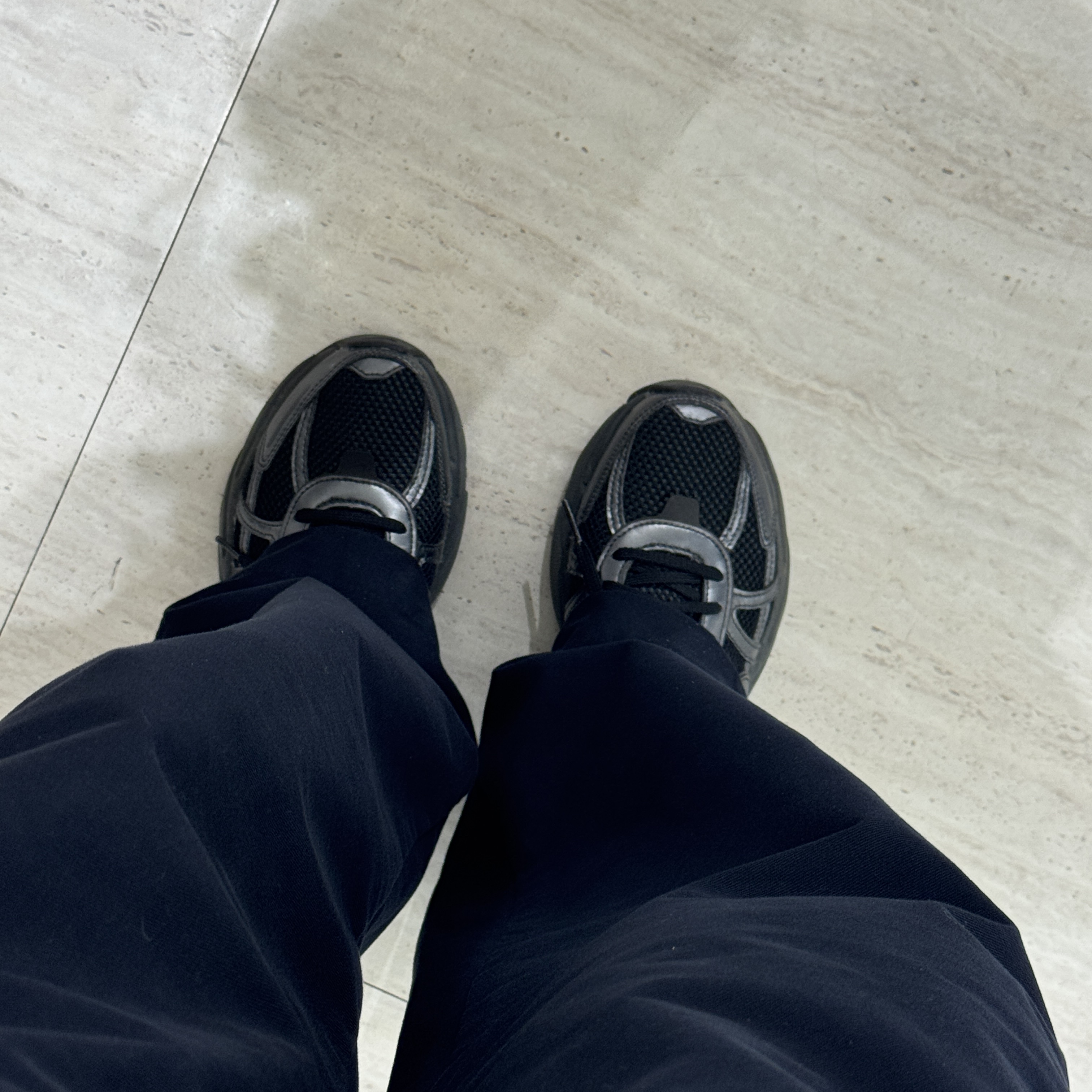 Nike V2K Run Black Anthracite 착용 스타일 - 1