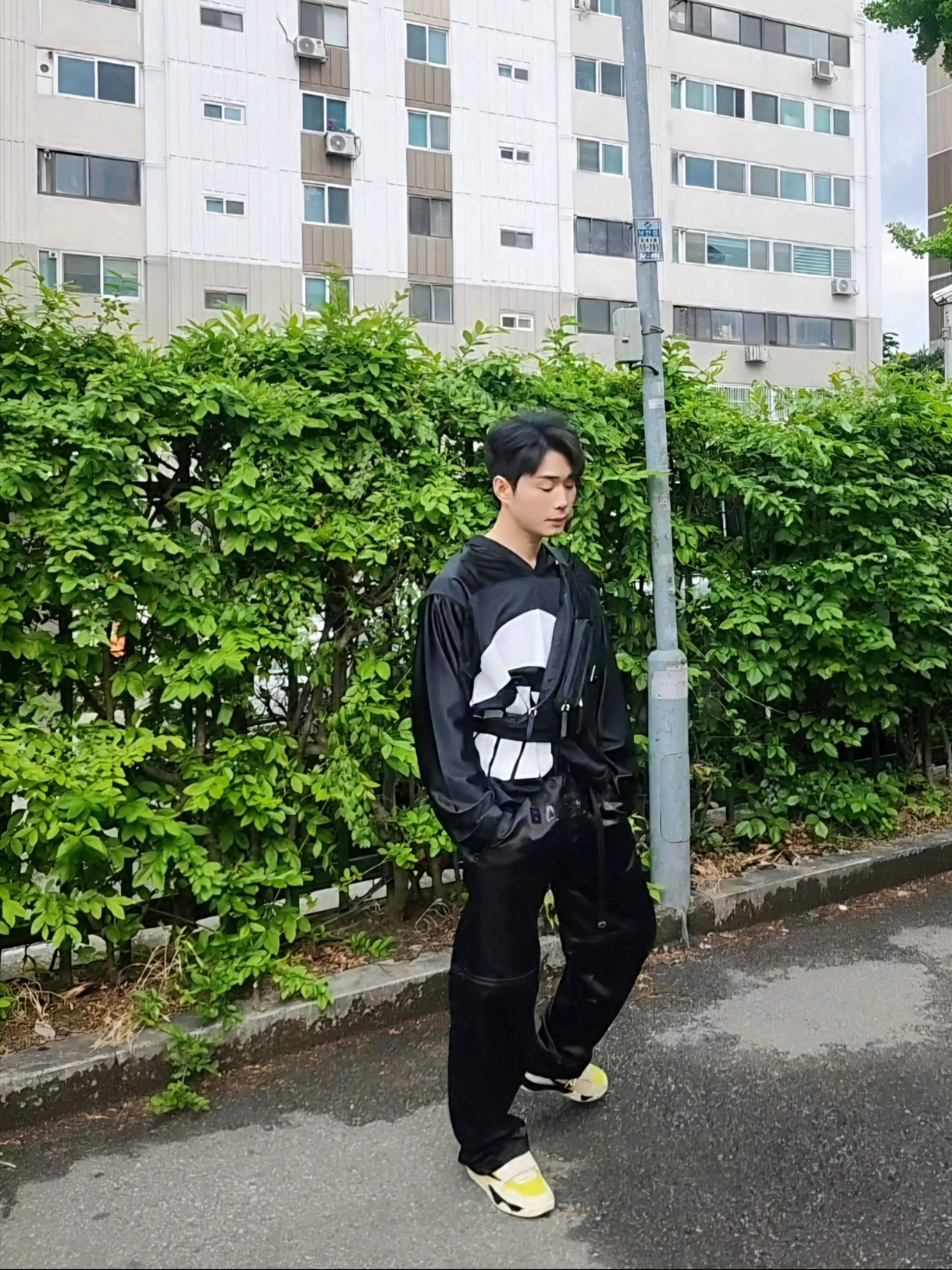 Jordan x Travis Scott Jumpman Jack TR Bright Cactus, Prada Nylon Shoulder Bag Black 착용 스타일 - 1