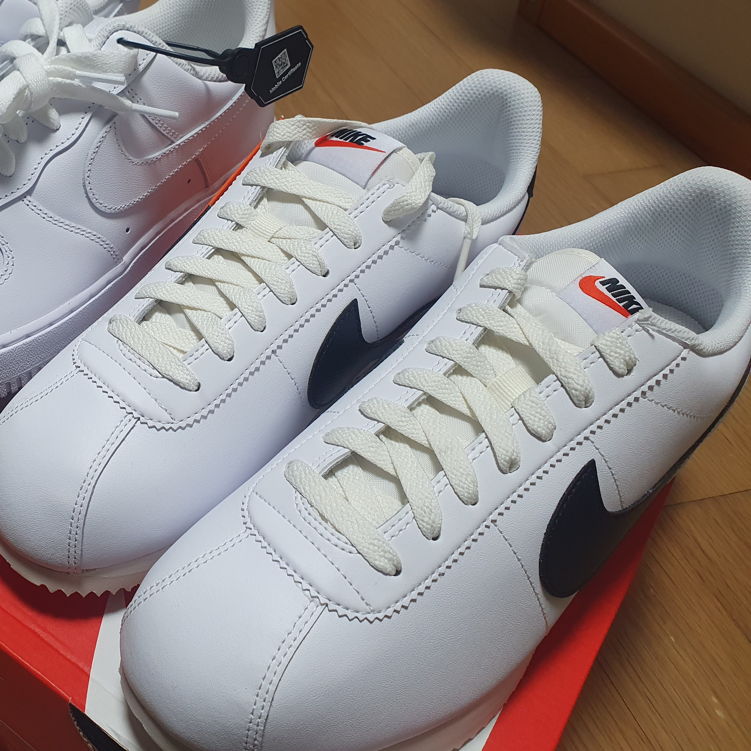 Nike Cortez White and Black 착용 스타일 - 2