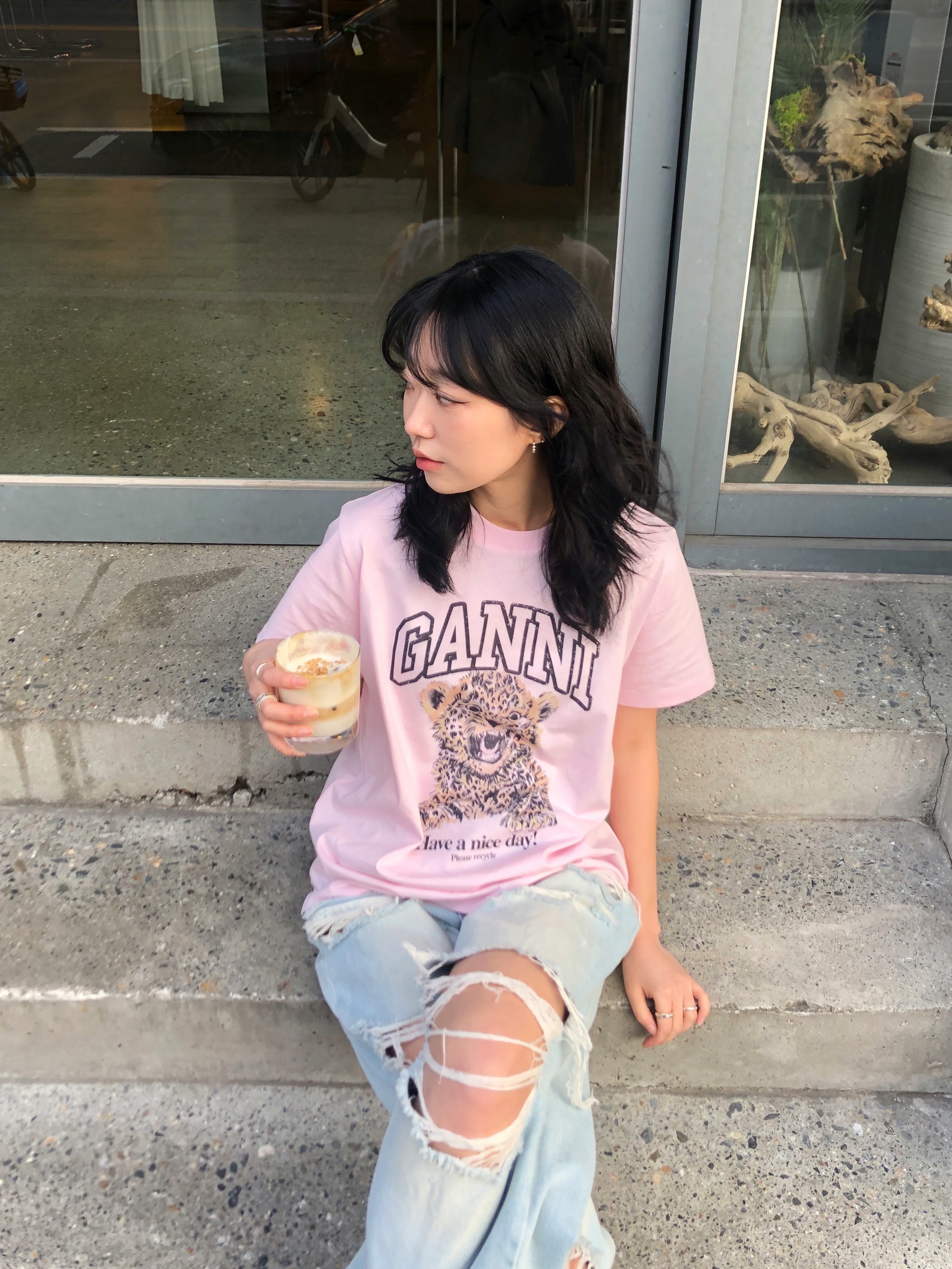 Nike x Jacquemus J Force 1 Low LX SP White, (W) Ganni Leopard Print T-Shirt Pink 착용 스타일 - 5
