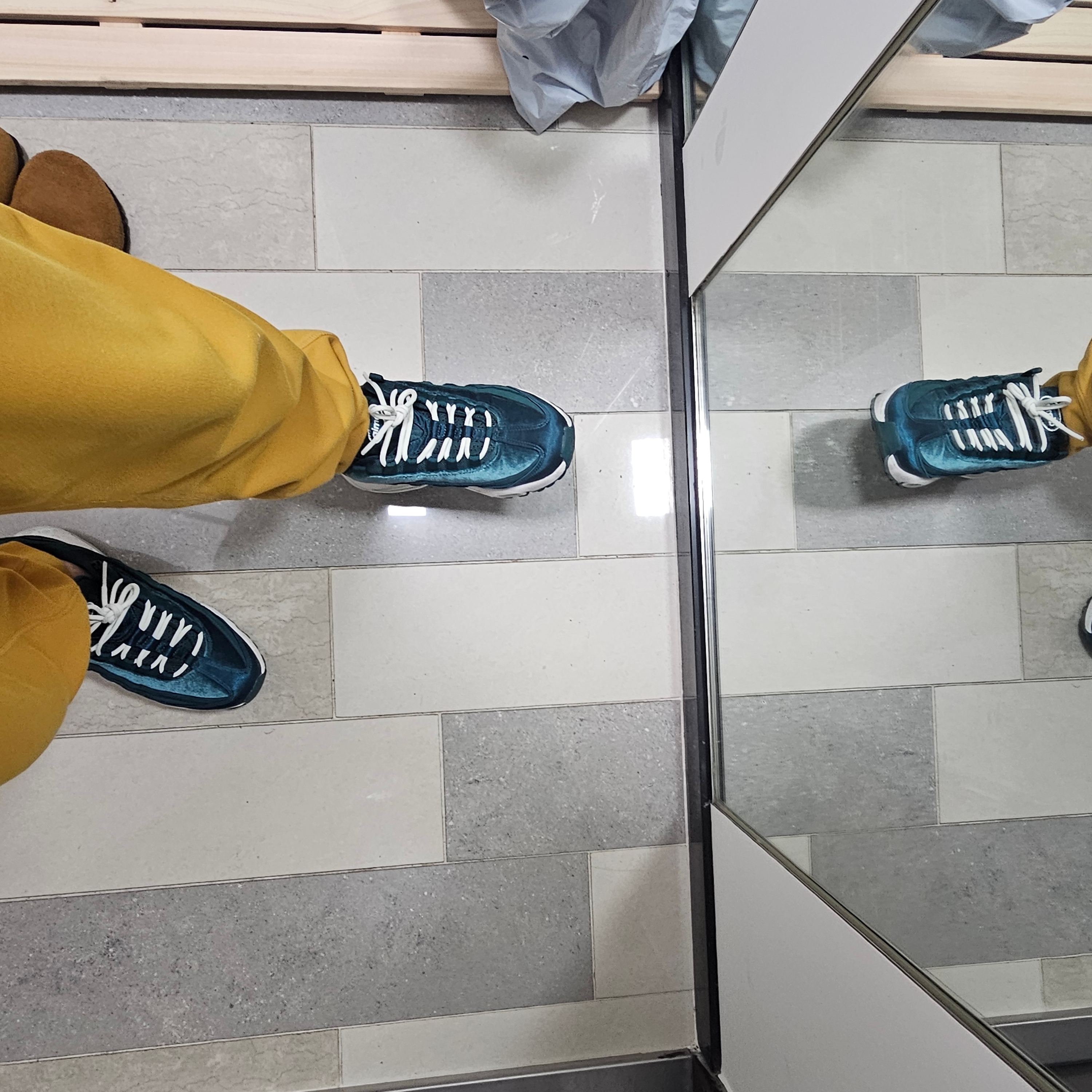 (W) Nike Air Max 95 Velvet Teal 착용 스타일 - 1