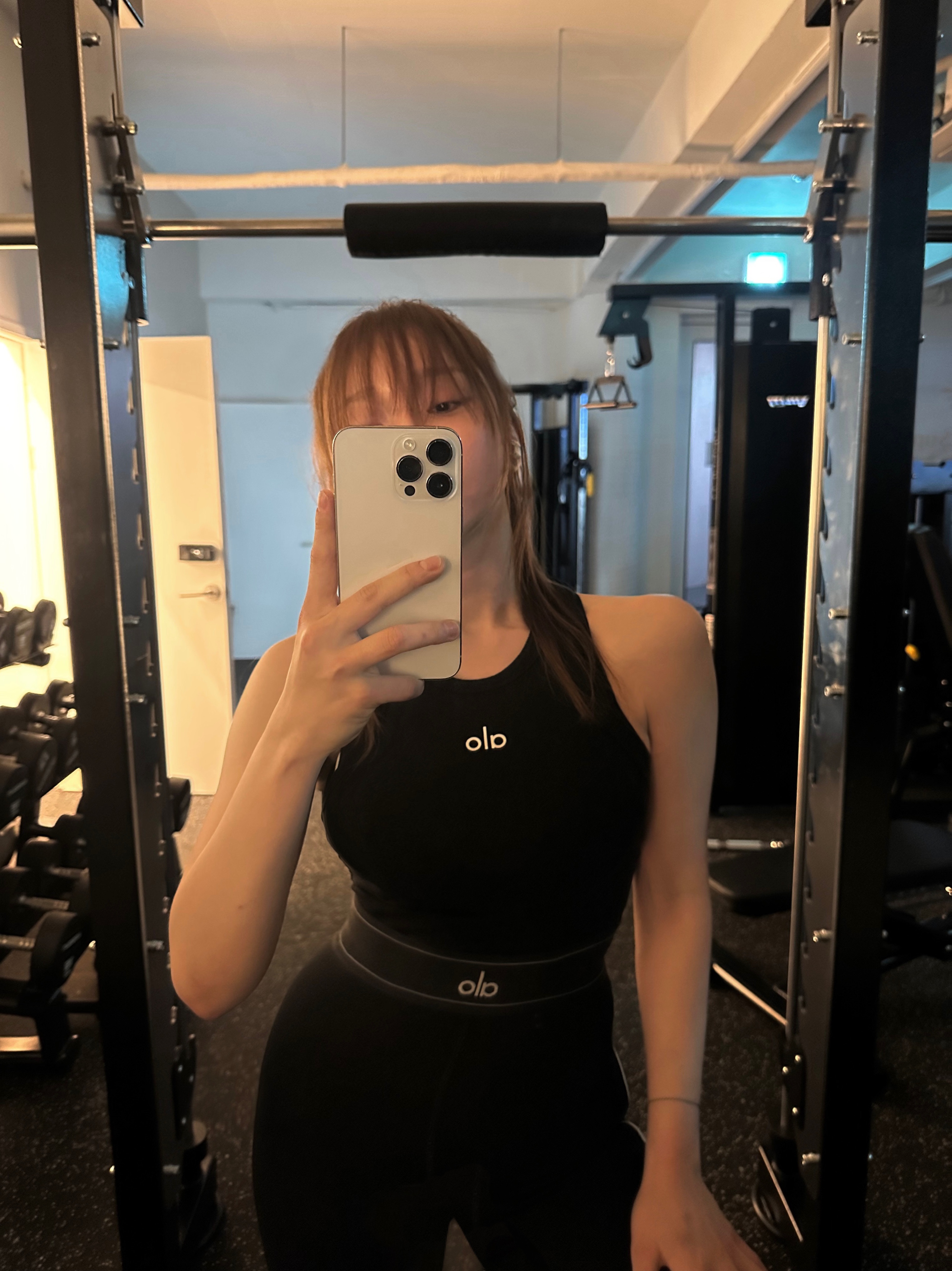 (W) Alo Yoga Aspire Tank Black White 착용 스타일