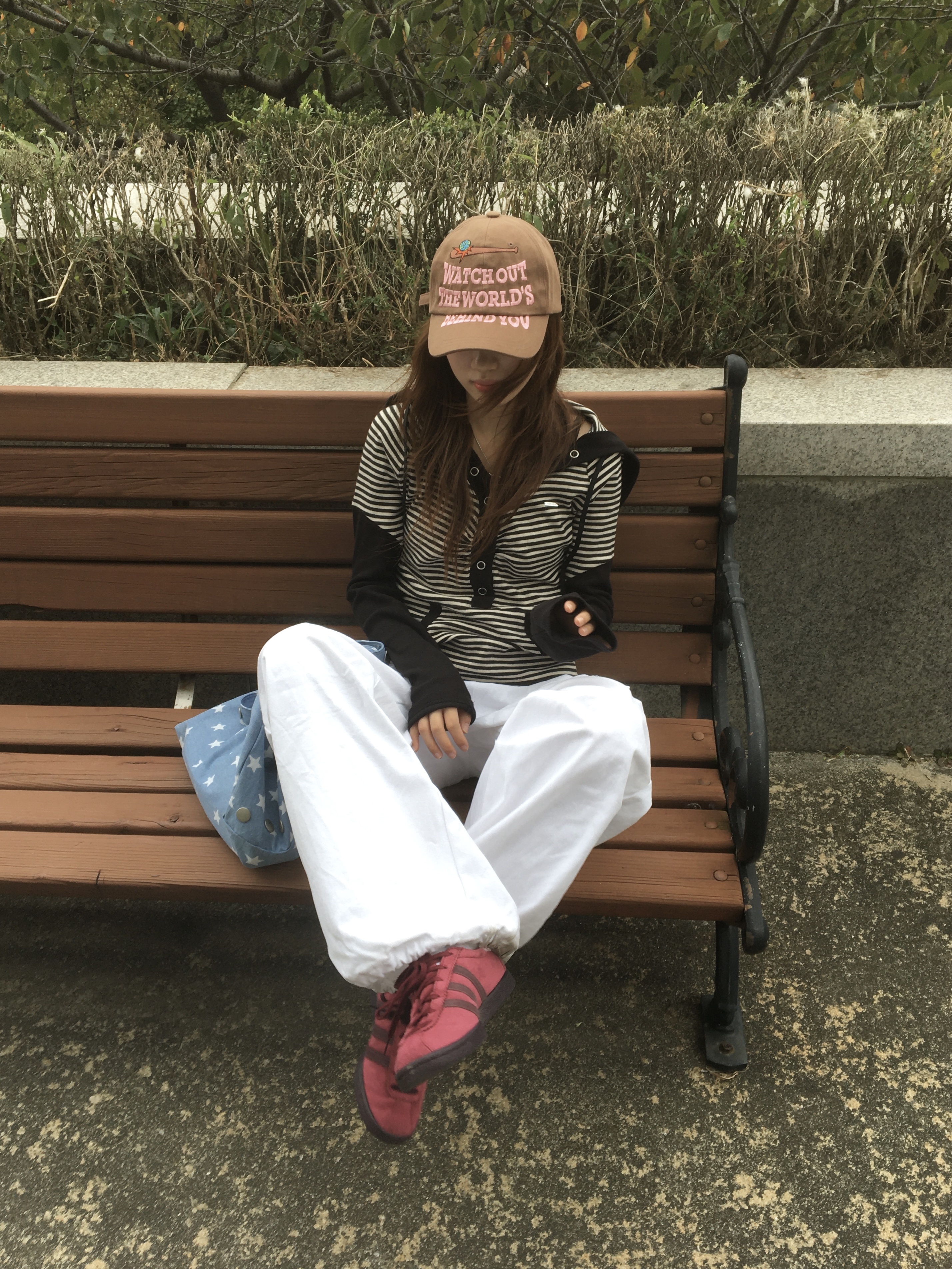 Adidas Tobacco Gruen Collegiate Burgundy 착용 스타일 - 1