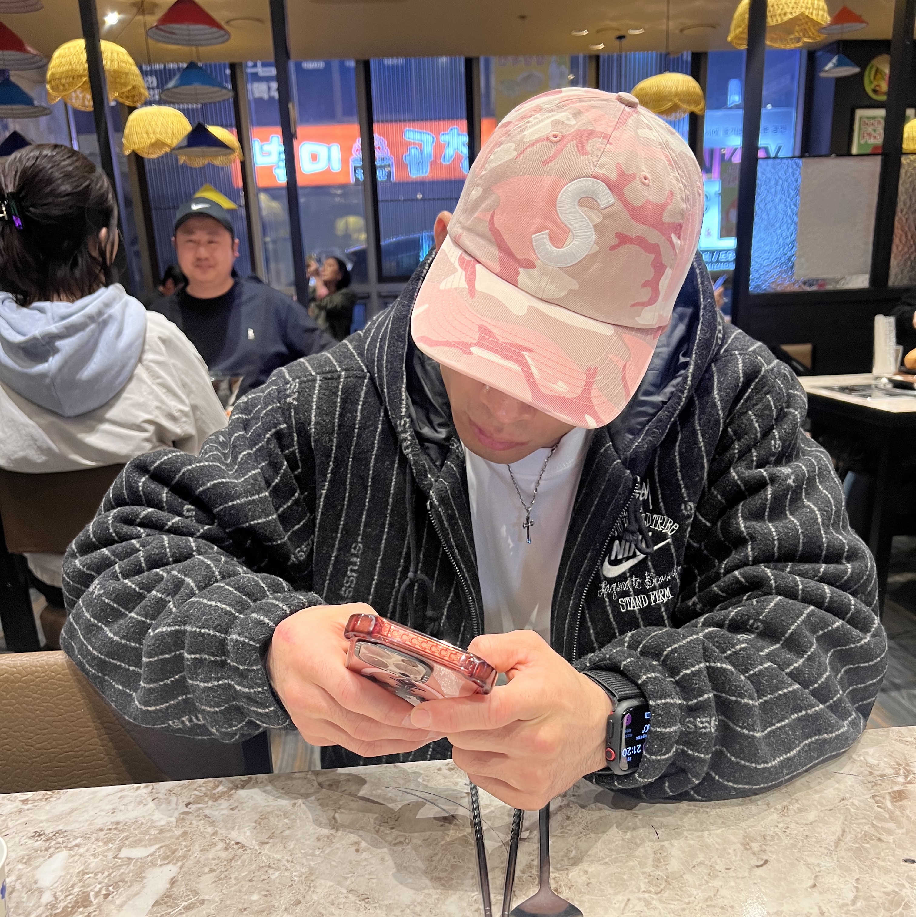 Supreme Pigment Coated S Logo 6-Panel Pink Camo - 25SS 착용 스타일