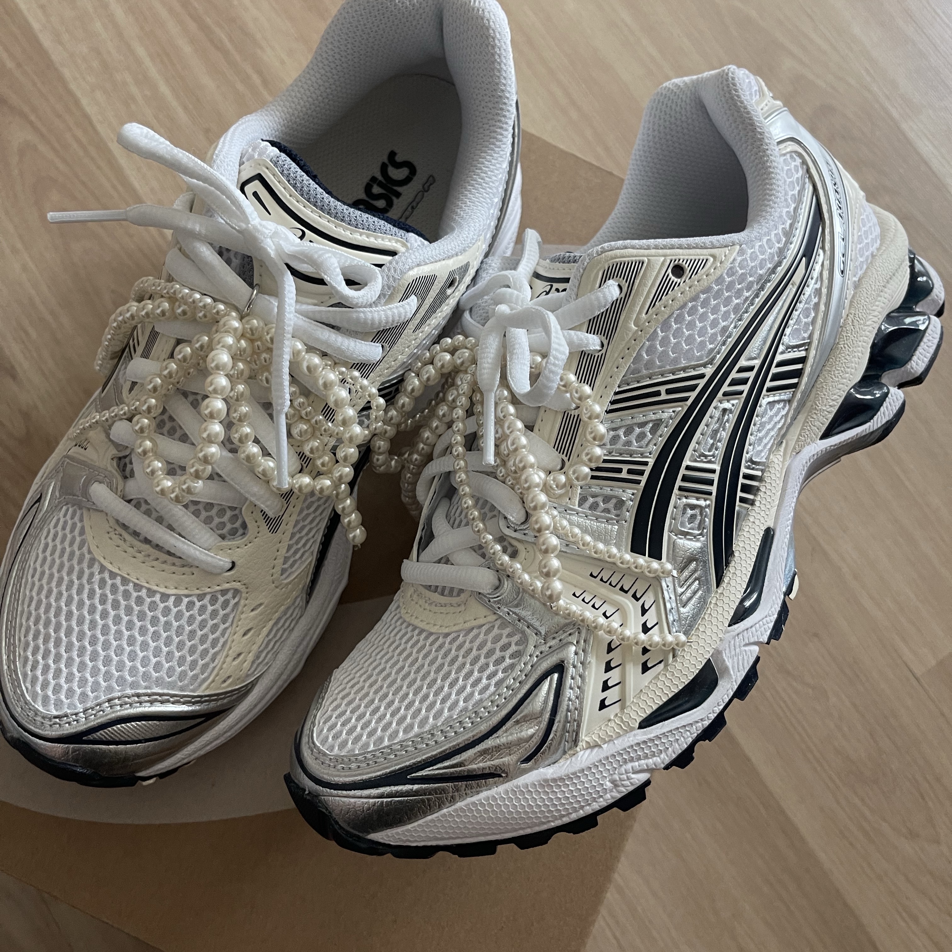 (W) Asics Gel-Kayano 14 White Midnight, Longchamp Le Pliage Original Handle Pouch Black 착용 스타일 - 2