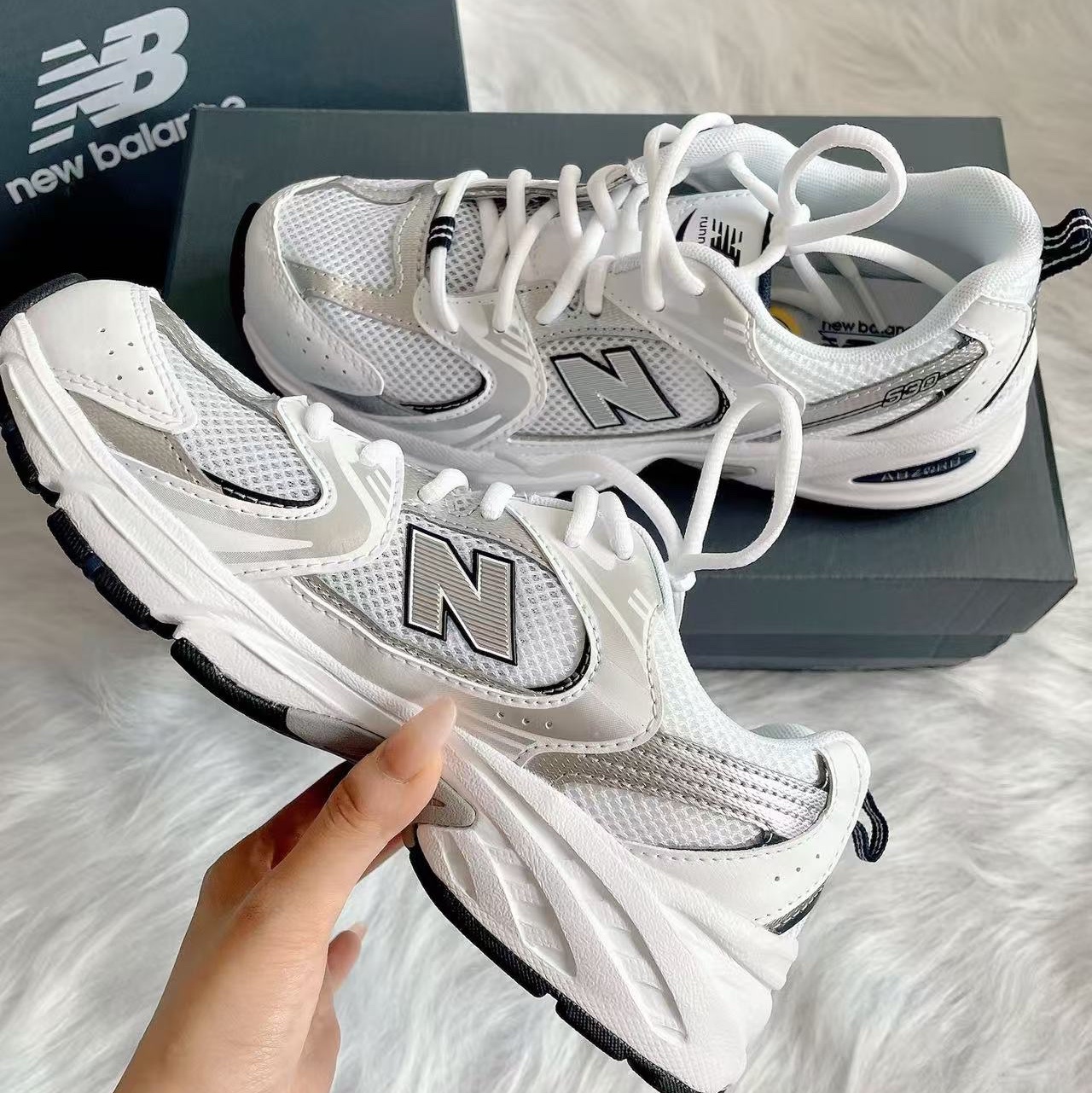 (GS) New Balance 530 White Natural Indigo 착용 스타일 - 3