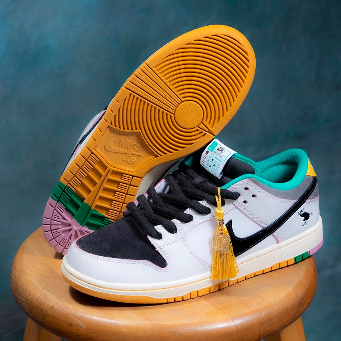 Nike x CSEF SB Dunk Low Pro White and Black 착용 스타일 - 1