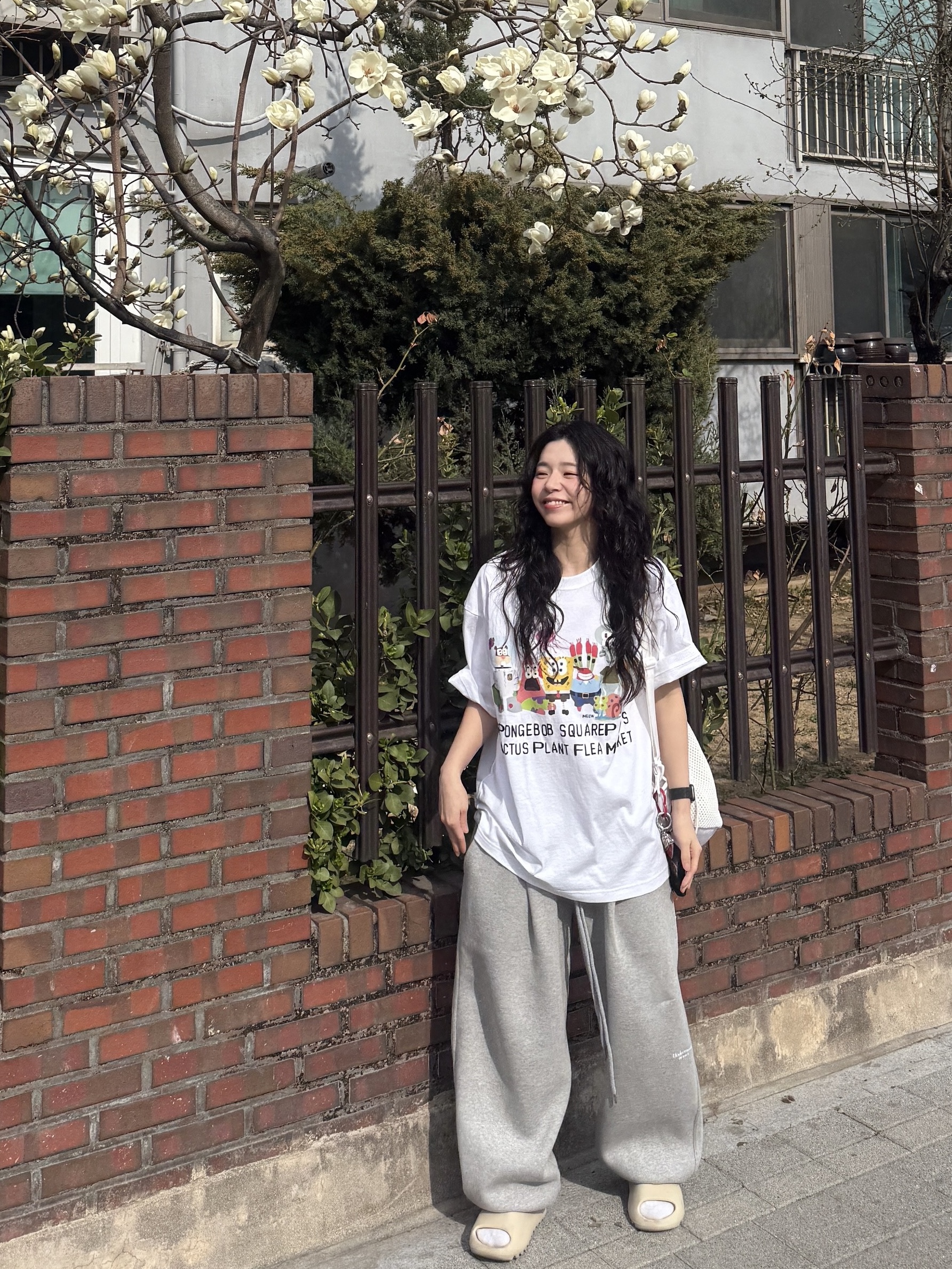 Adidas Yeezy Slide Bone 2022/2023, Human Made Military Card Case Black 착용 스타일 - 4