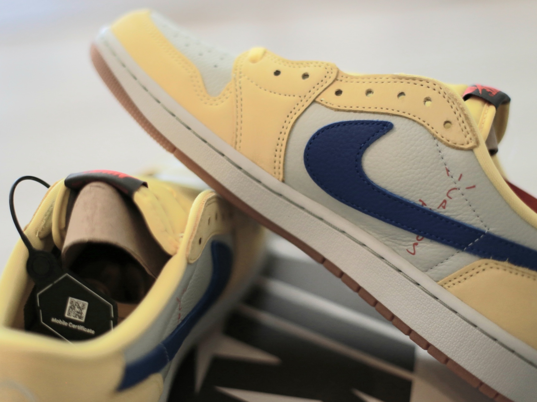 (W) Jordan 1 x Travis Scott Retro Low OG SP Canary 착용 스타일 - 5