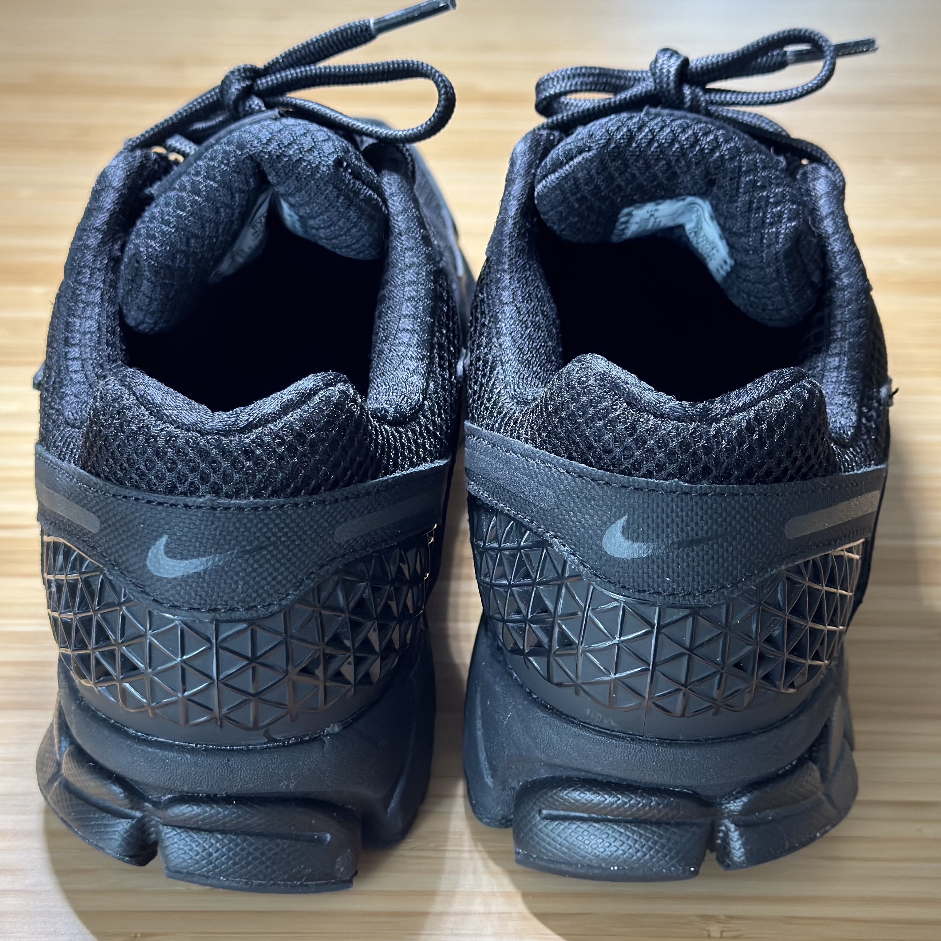 Nike Zoom Vomero 5 SP Black 착용 스타일 - 2