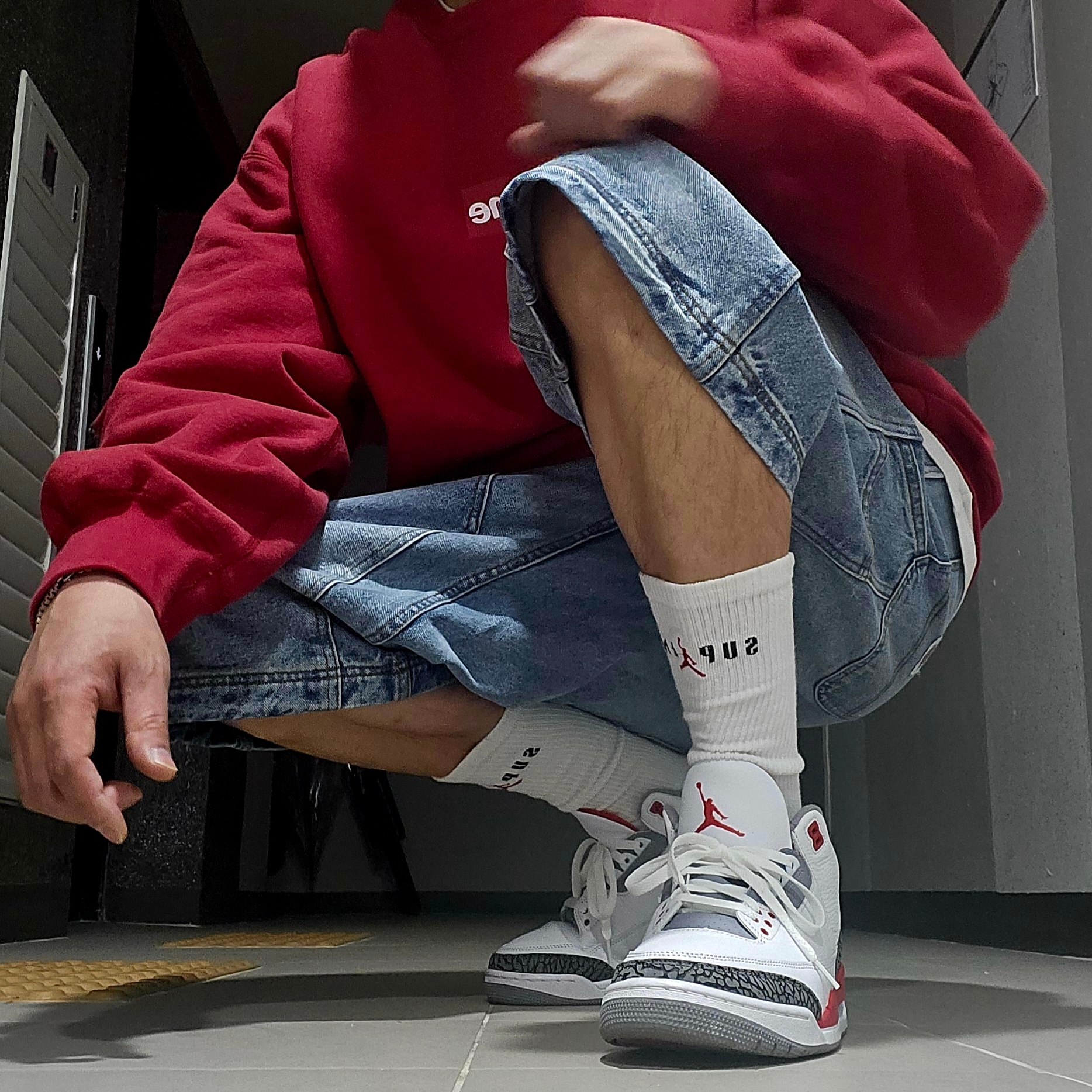 Supreme Washed Box Logo Crewneck Red - 25SS, Jordan 3 Retro Fire Red 2022 착용 스타일