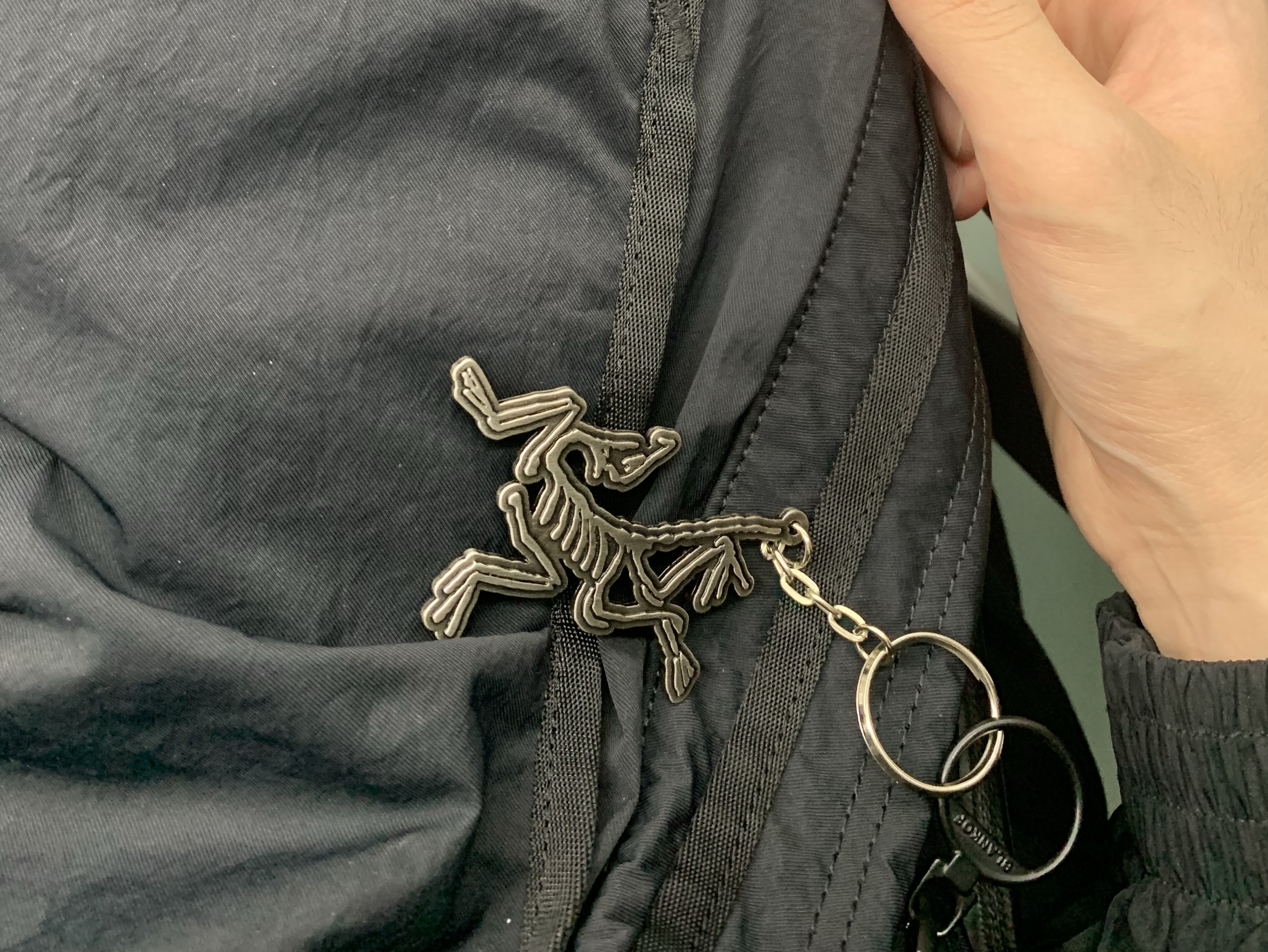 Arc'teryx Keyring Metal, Nike NSW Solo Swoosh Woven Track Jacket Black - Asia 착용 스타일