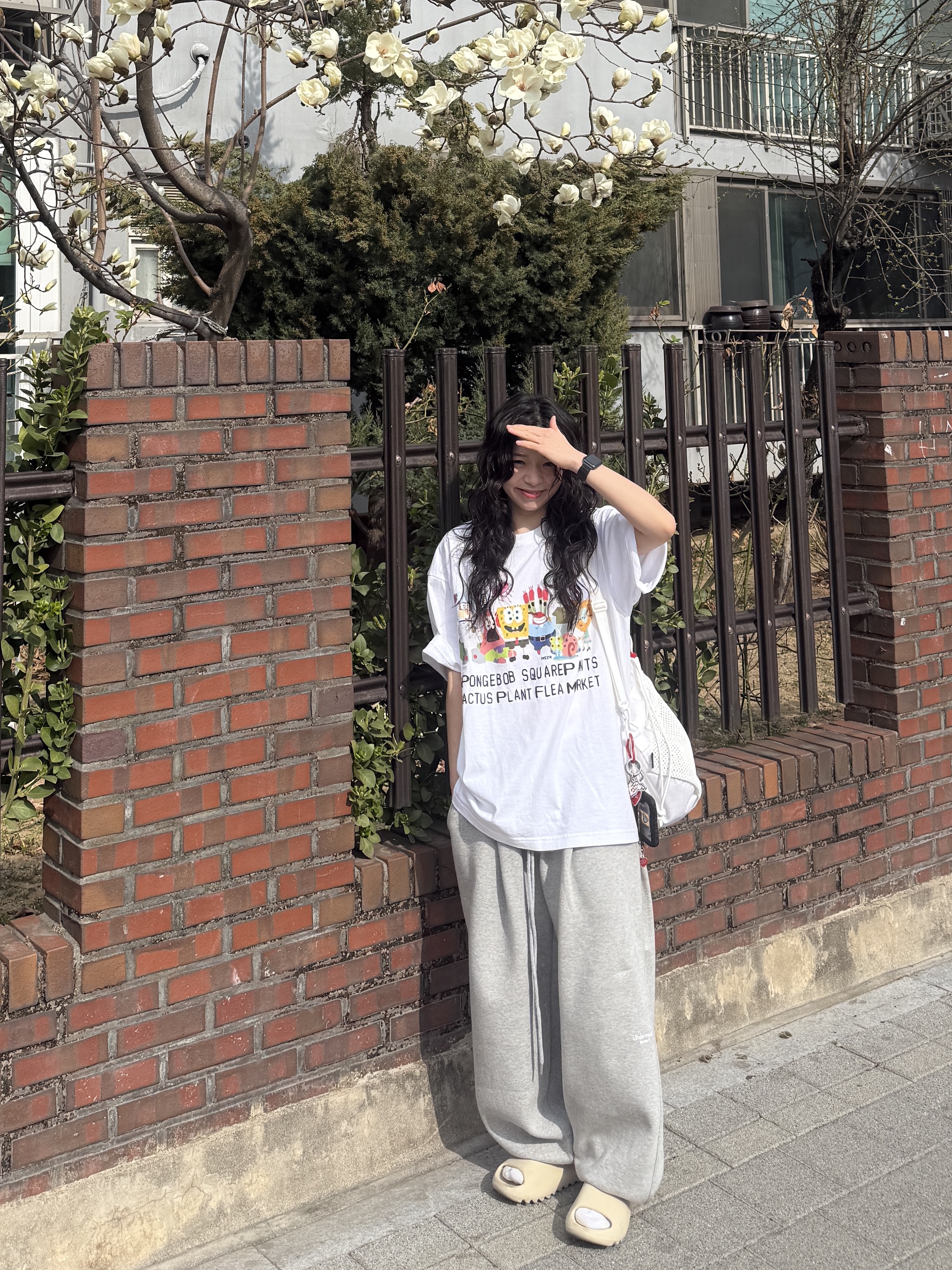 Adidas Yeezy Slide Bone 2022/2023, Human Made Military Card Case Black 착용 스타일 - 2