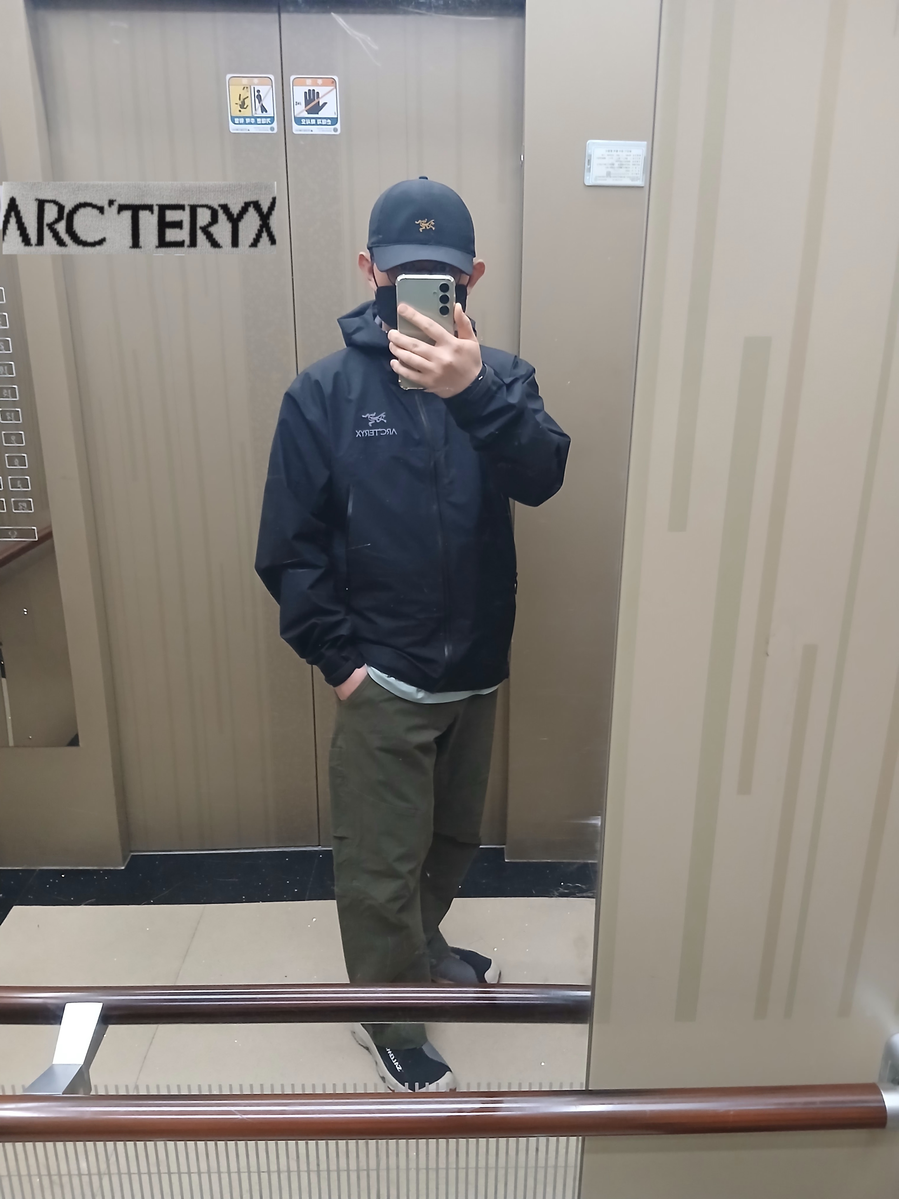 Arc'teryx Small Bird Cap Black, Arc'teryx Beta Jacket Black 착용 스타일 - 2