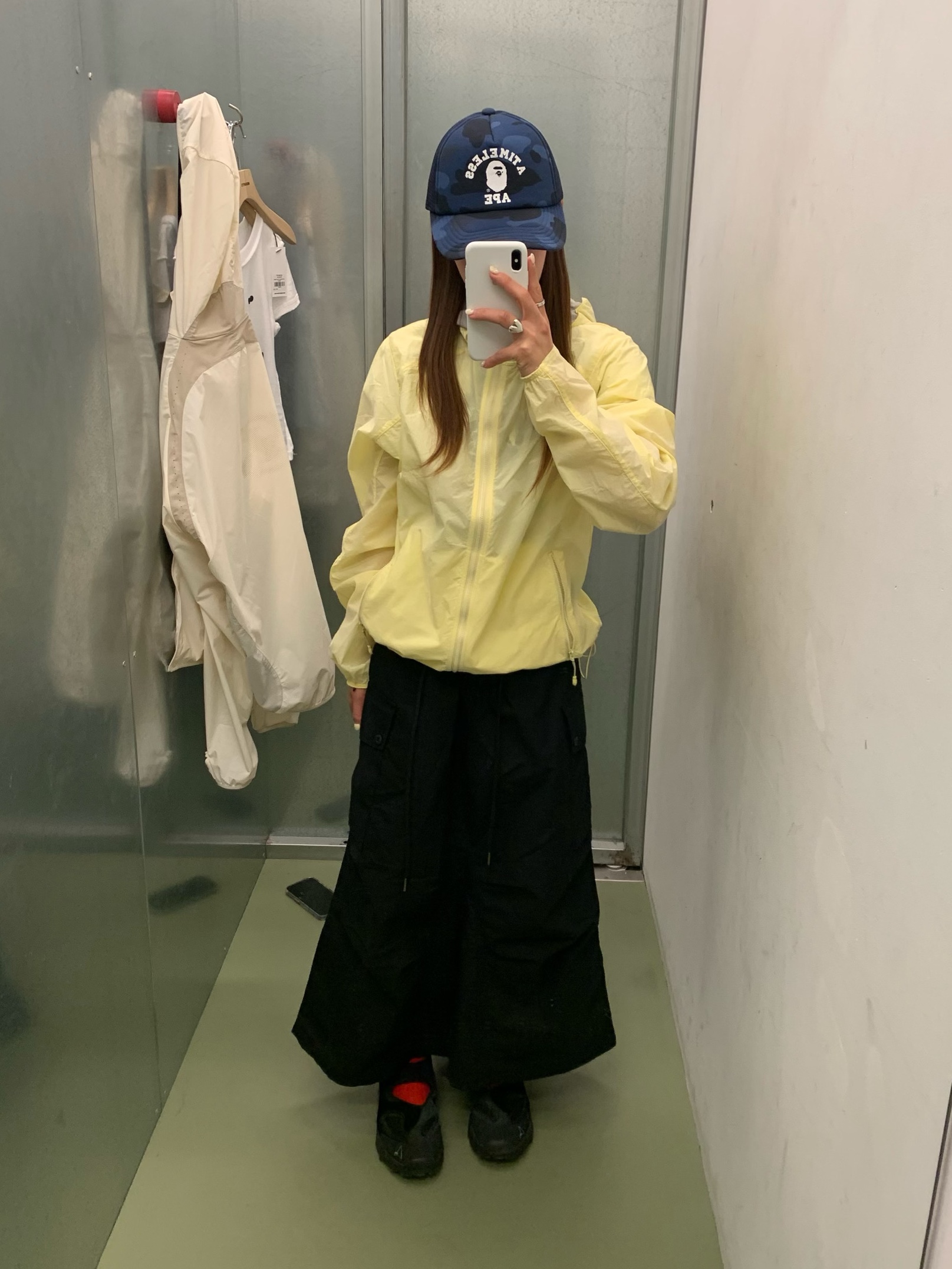 Sansan Gear Running Jacket Ivory, BAPE x JJJJound Color Camo College Mesh Cap Navy 착용 스타일