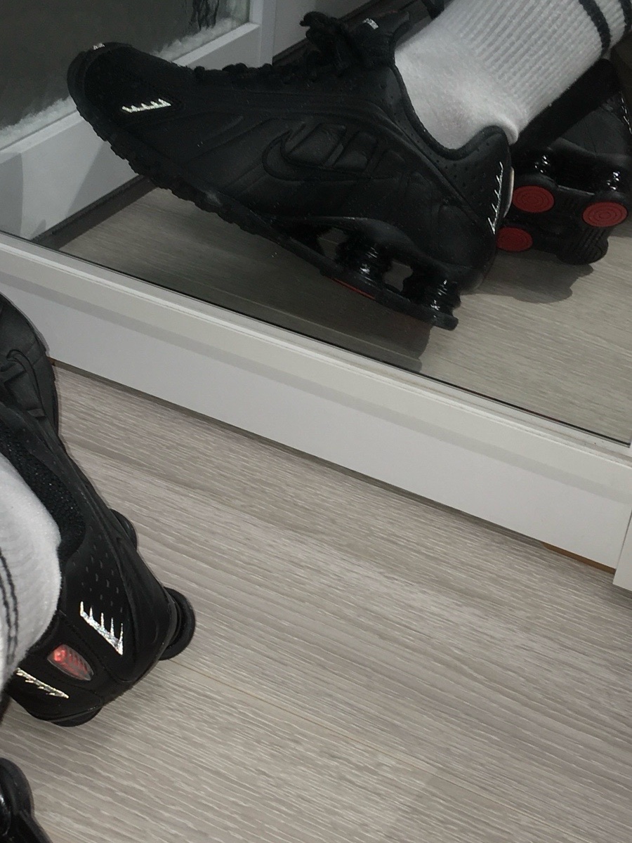 (W) Nike Shox R4 Black 착용 스타일 - 2