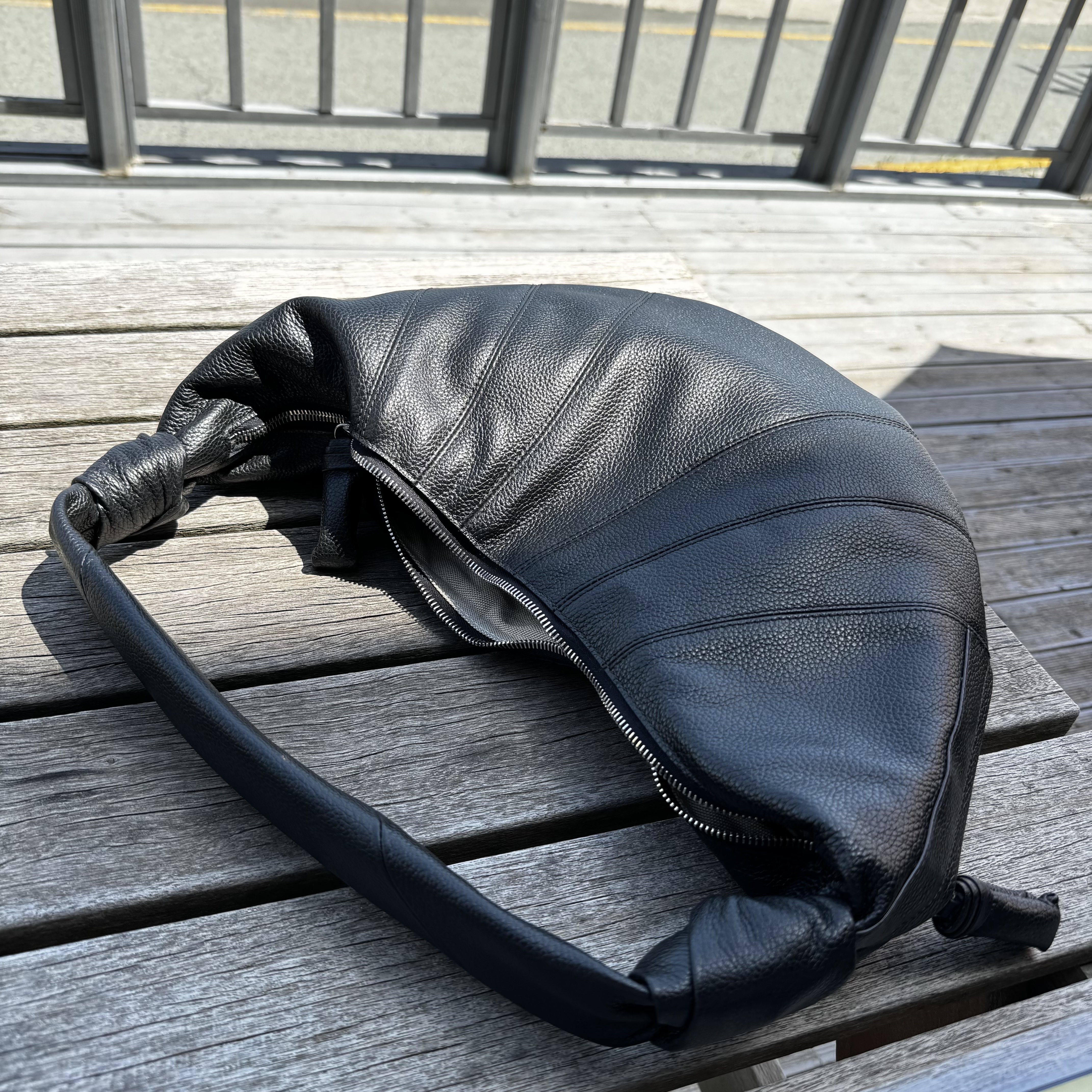 Lemaire Fortune Croissant Bag Soft Grained Leather Black 착용 스타일