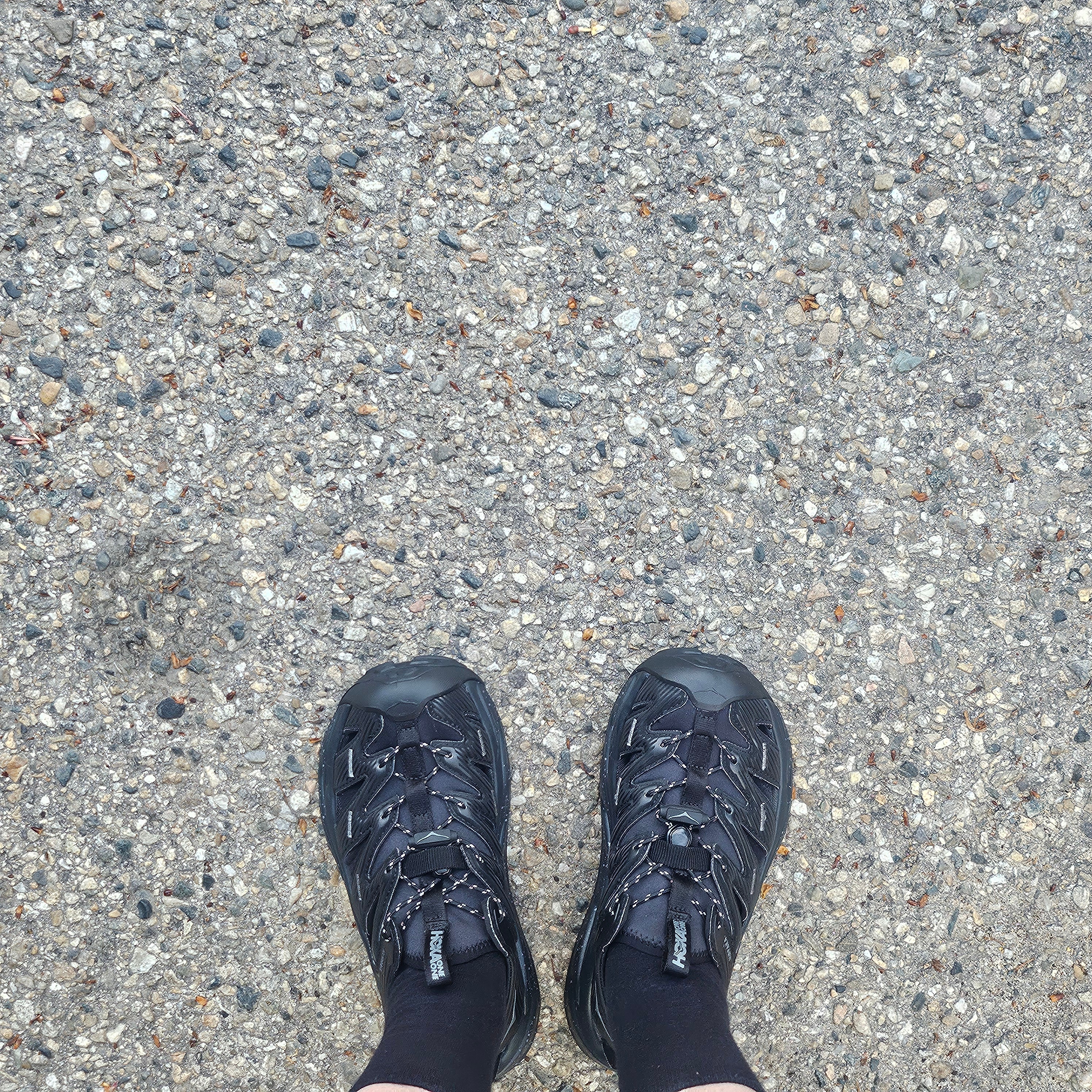 Hoka Hopara Black Castle Rock 착용 스타일