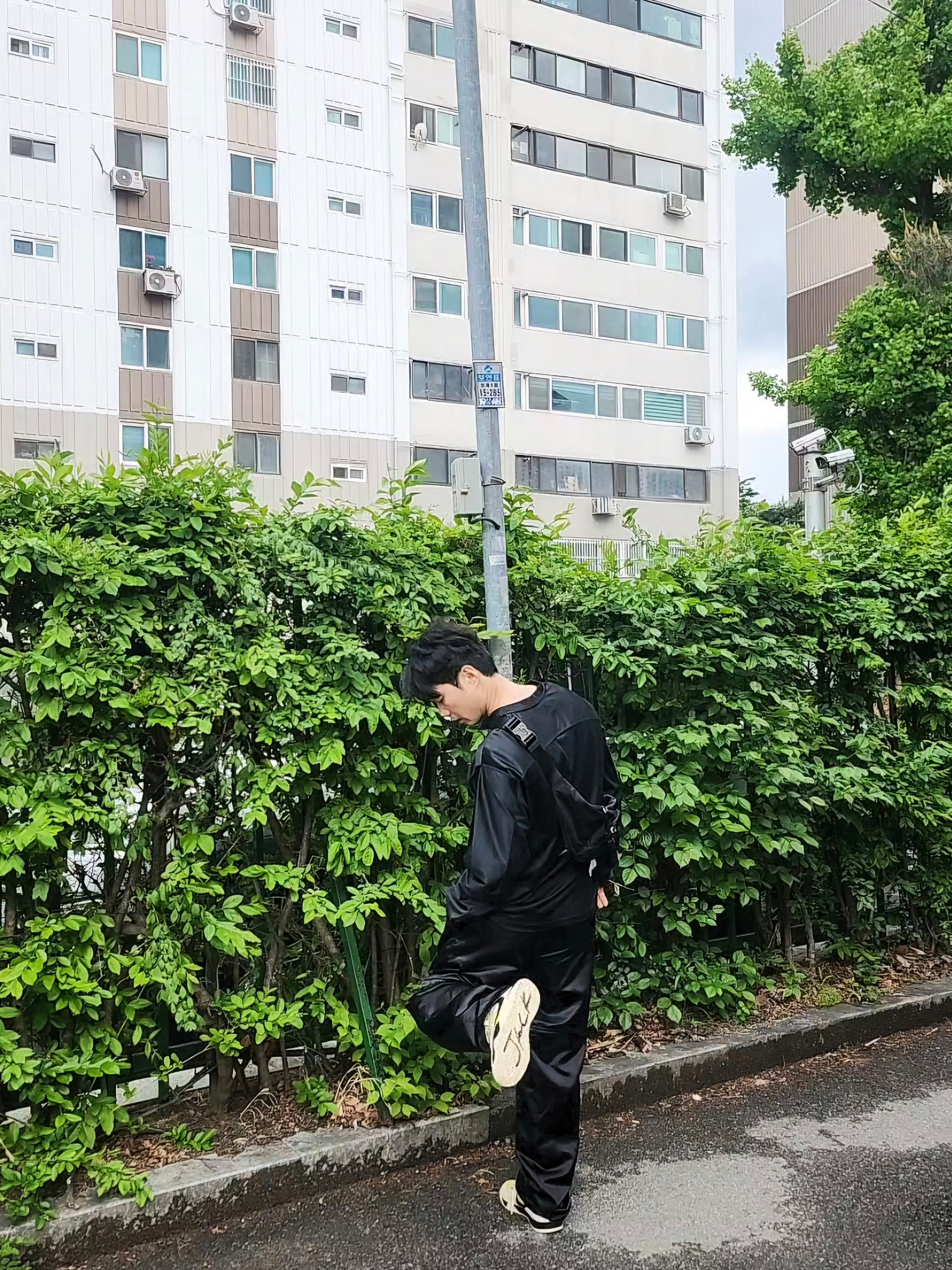 Jordan x Travis Scott Jumpman Jack TR Bright Cactus, Prada Nylon Shoulder Bag Black 착용 스타일 - 3