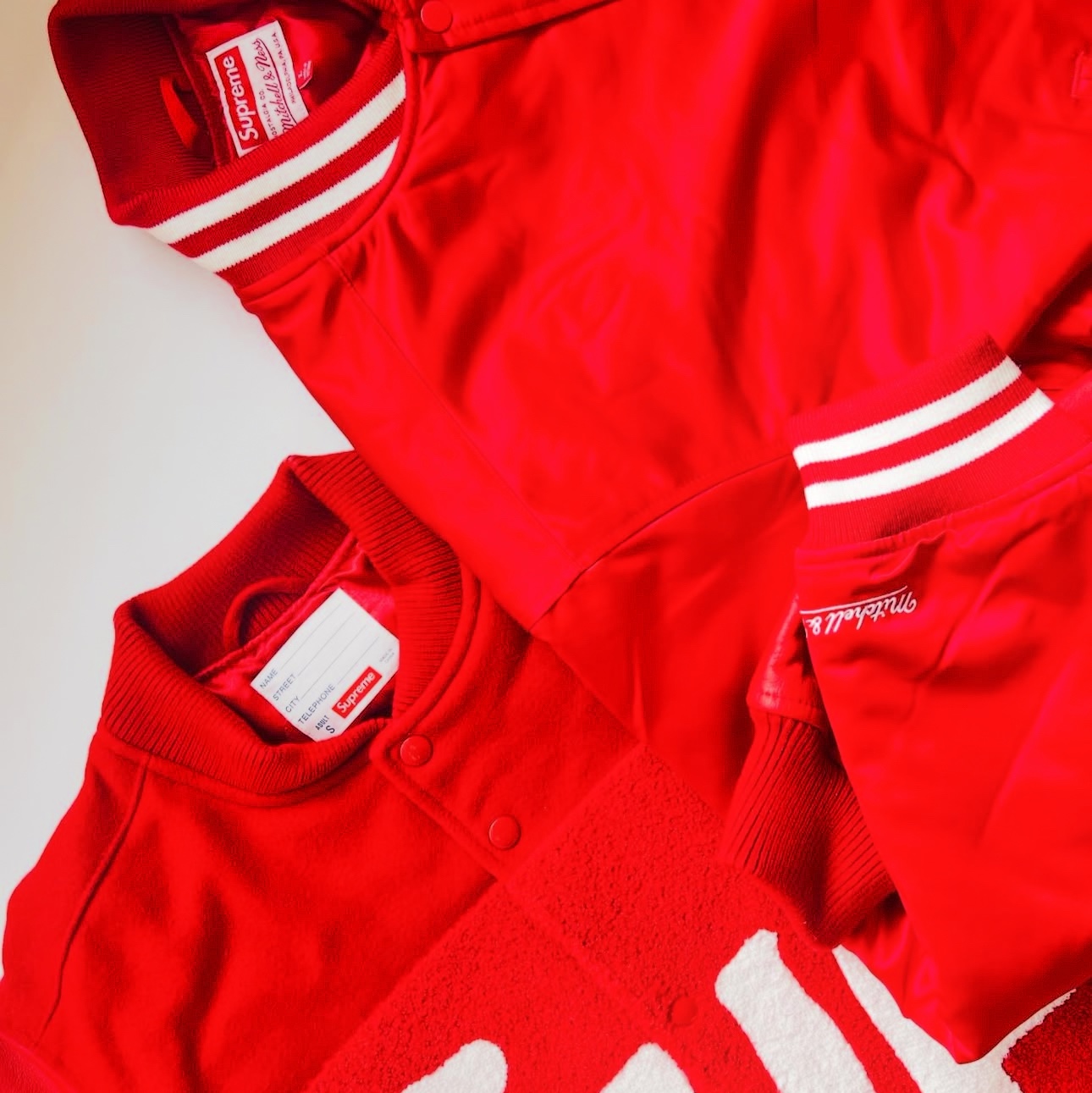Supreme Mitchell & Ness Satin Varsity Jacket Red - 24FW 착용 스타일 - 4