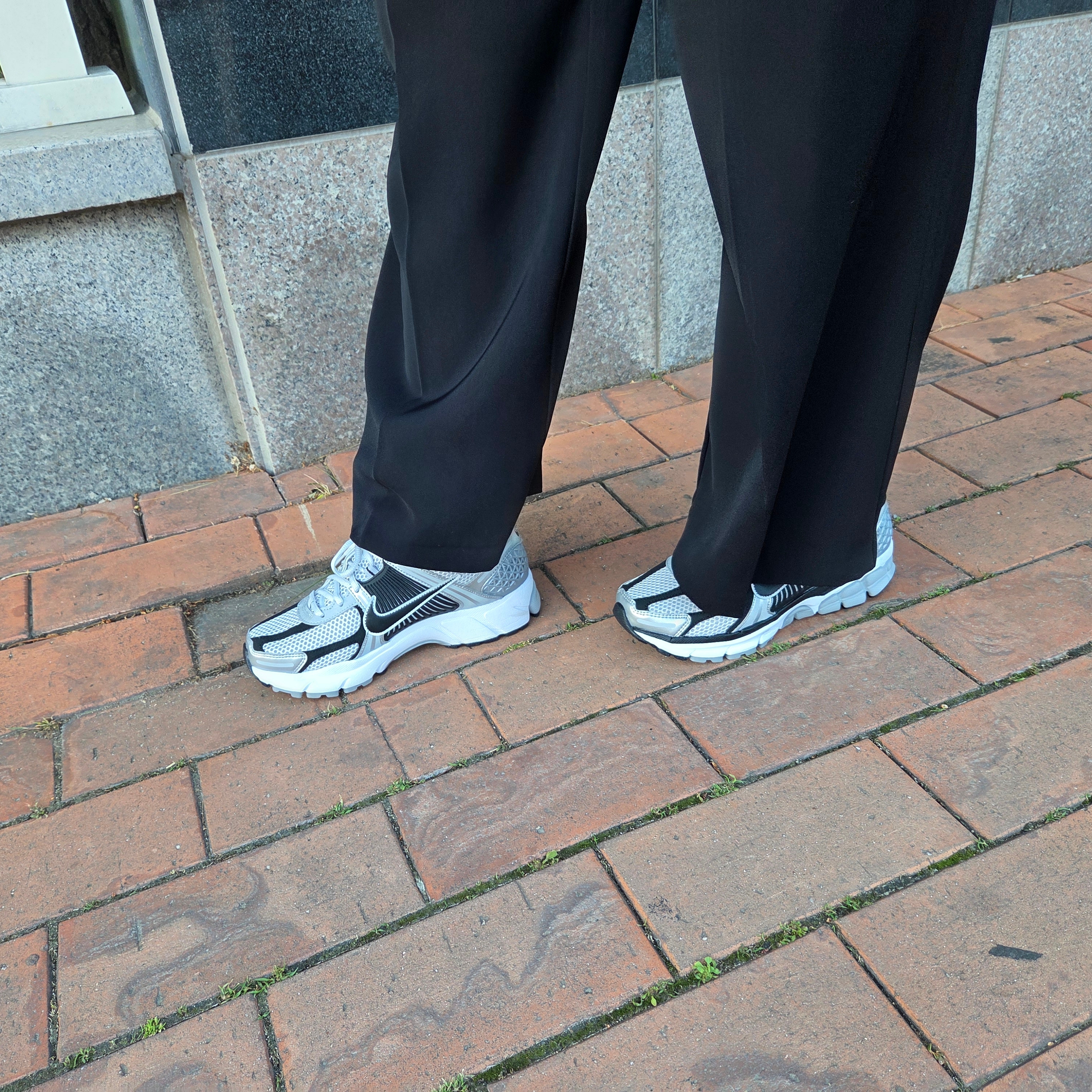 Nike Zoom Vomero 5 Metallic Silver Black 착용 스타일 - 1
