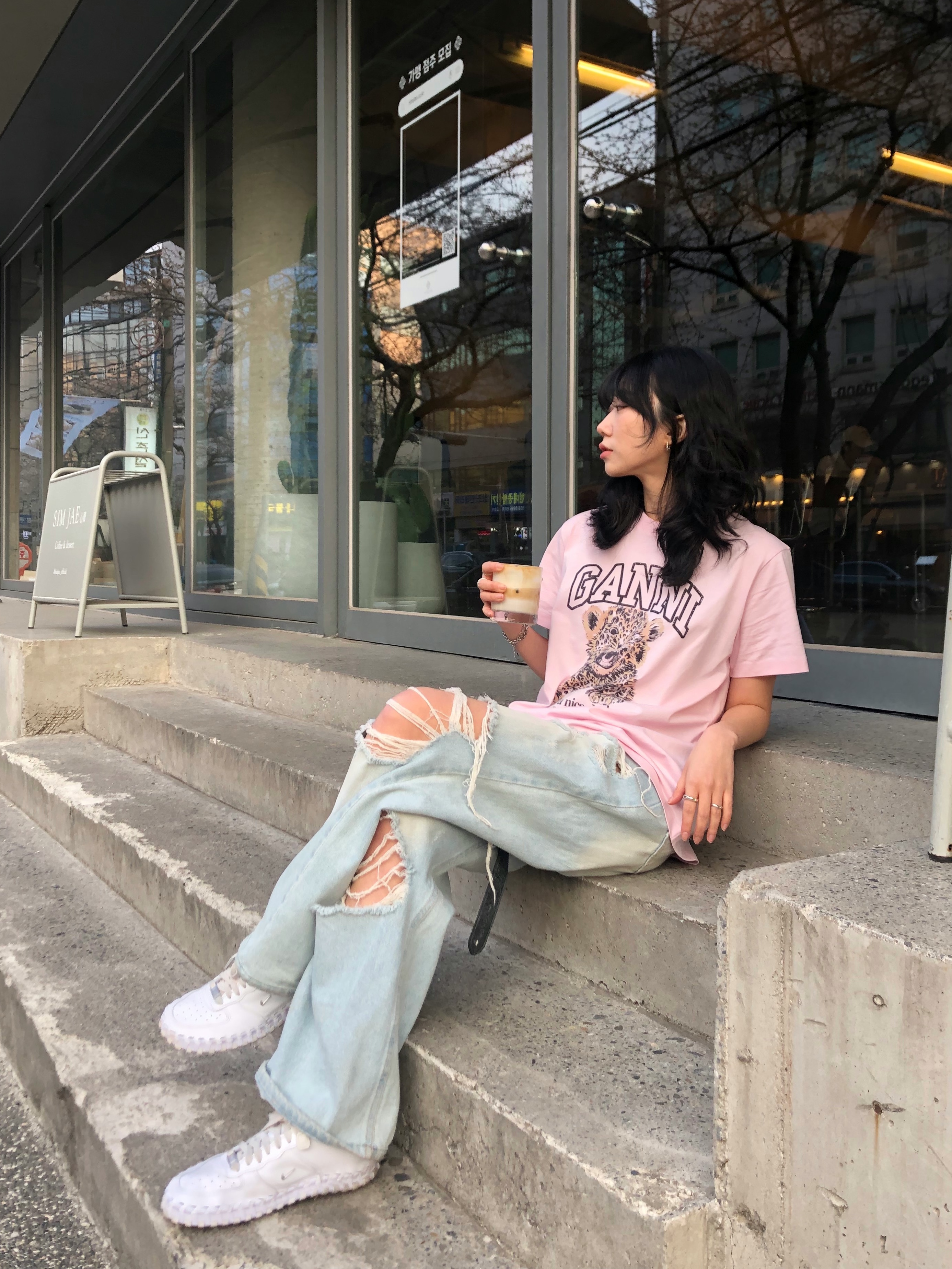 Nike x Jacquemus J Force 1 Low LX SP White, (W) Ganni Leopard Print T-Shirt Pink 착용 스타일 - 3