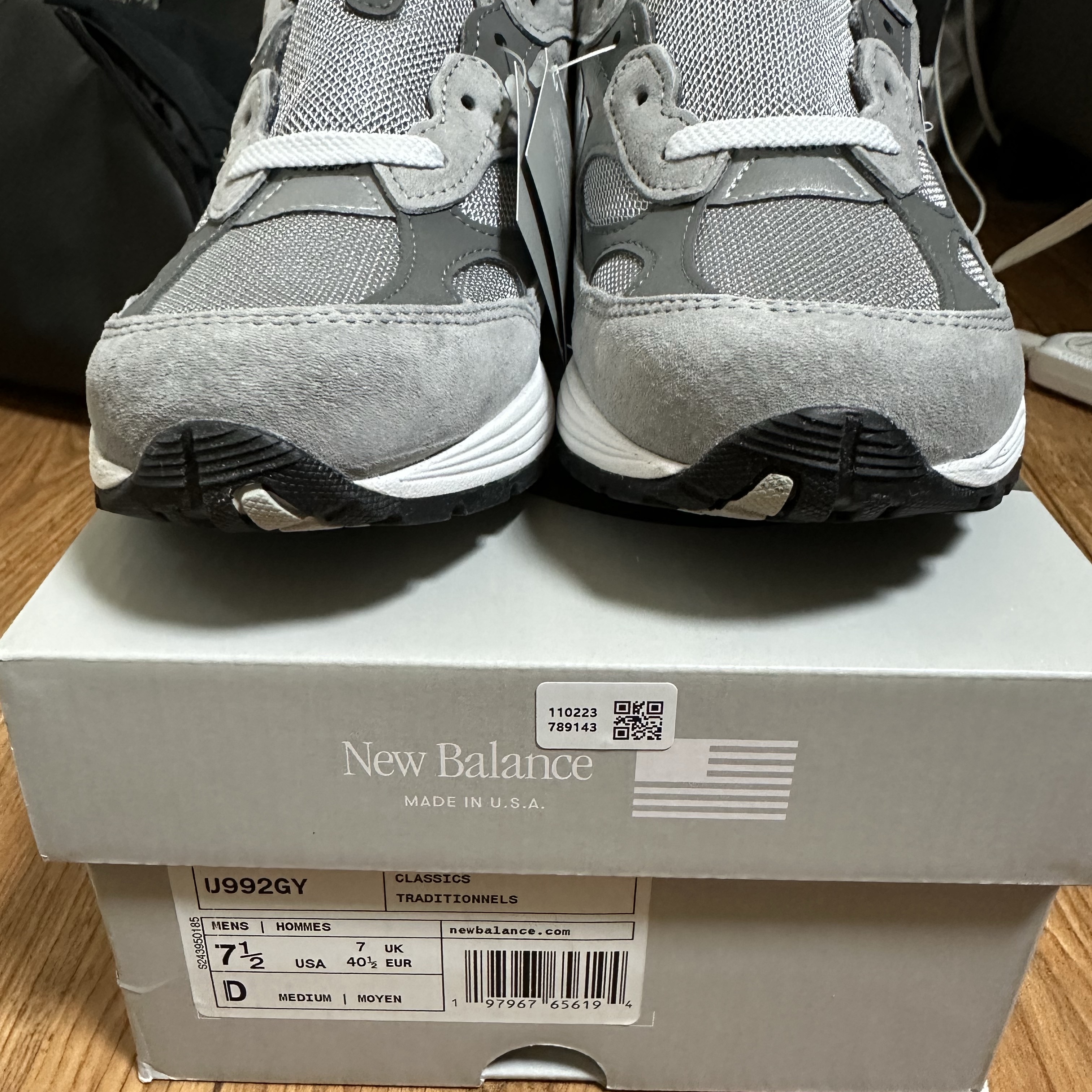 New Balance 992 Made in USA Core Grey Silver Metallic 착용 스타일 - 3
