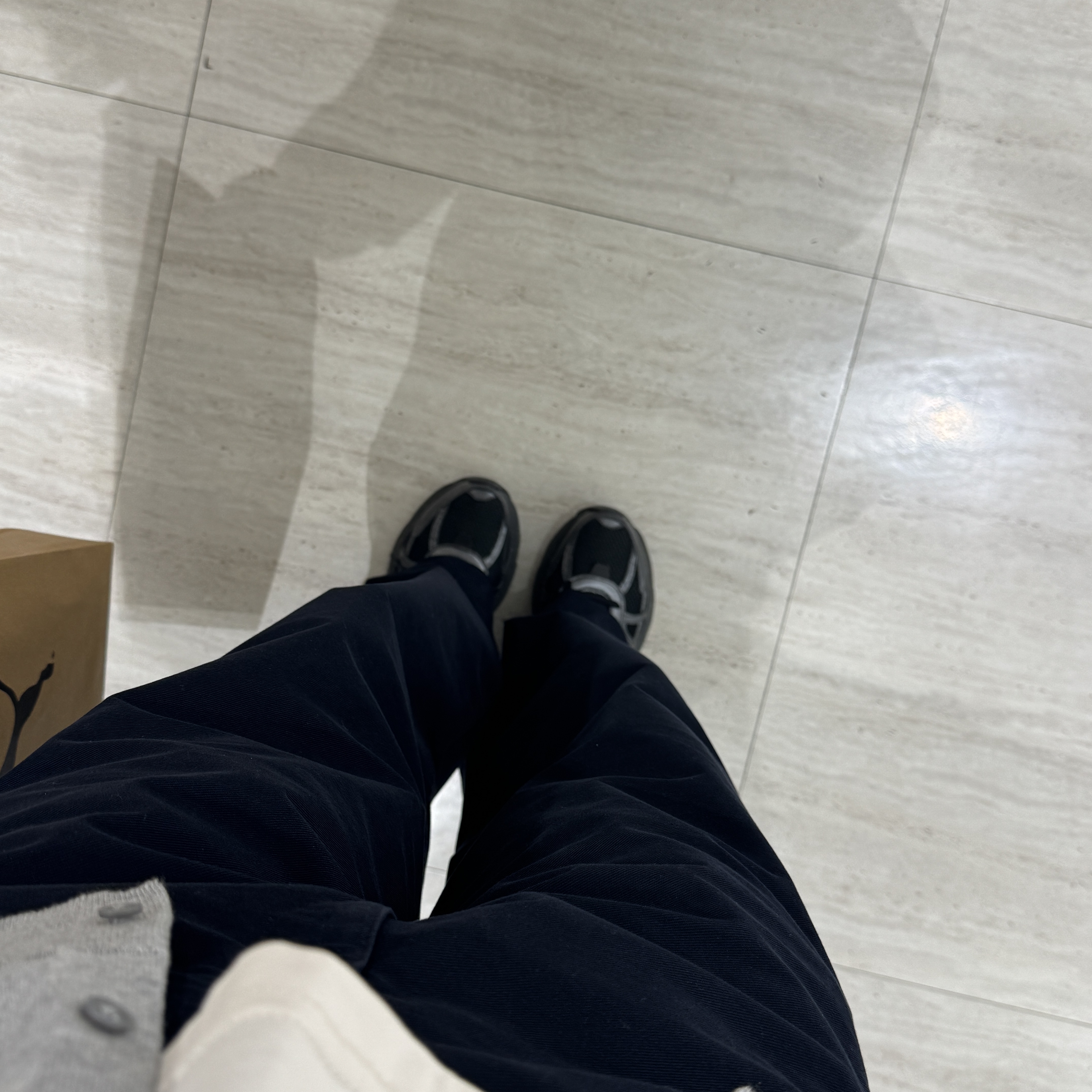Nike V2K Run Black Anthracite 착용 스타일 - 2
