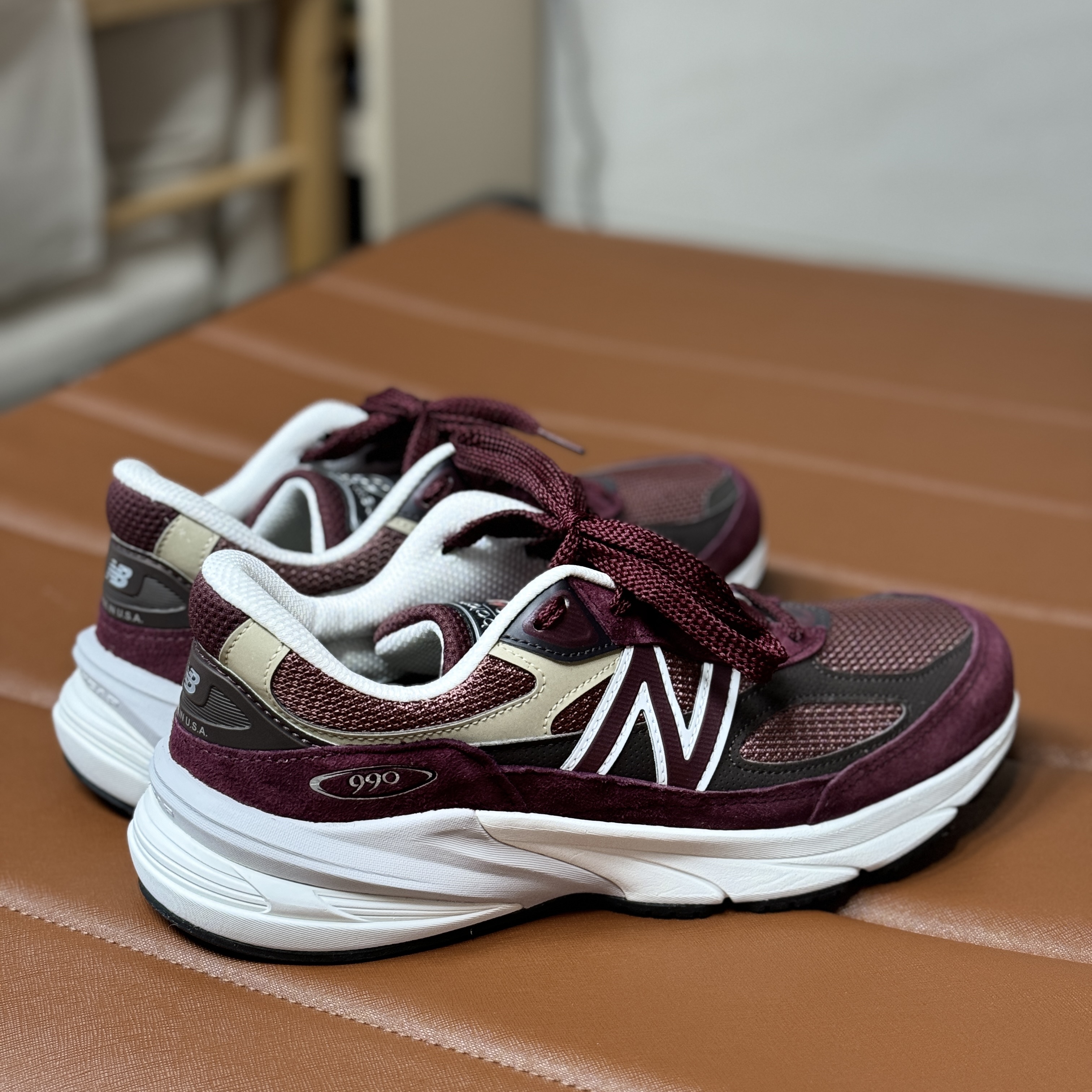 New Balance 990v6 Made in USA Burgundy Tan 착용 스타일 - 2