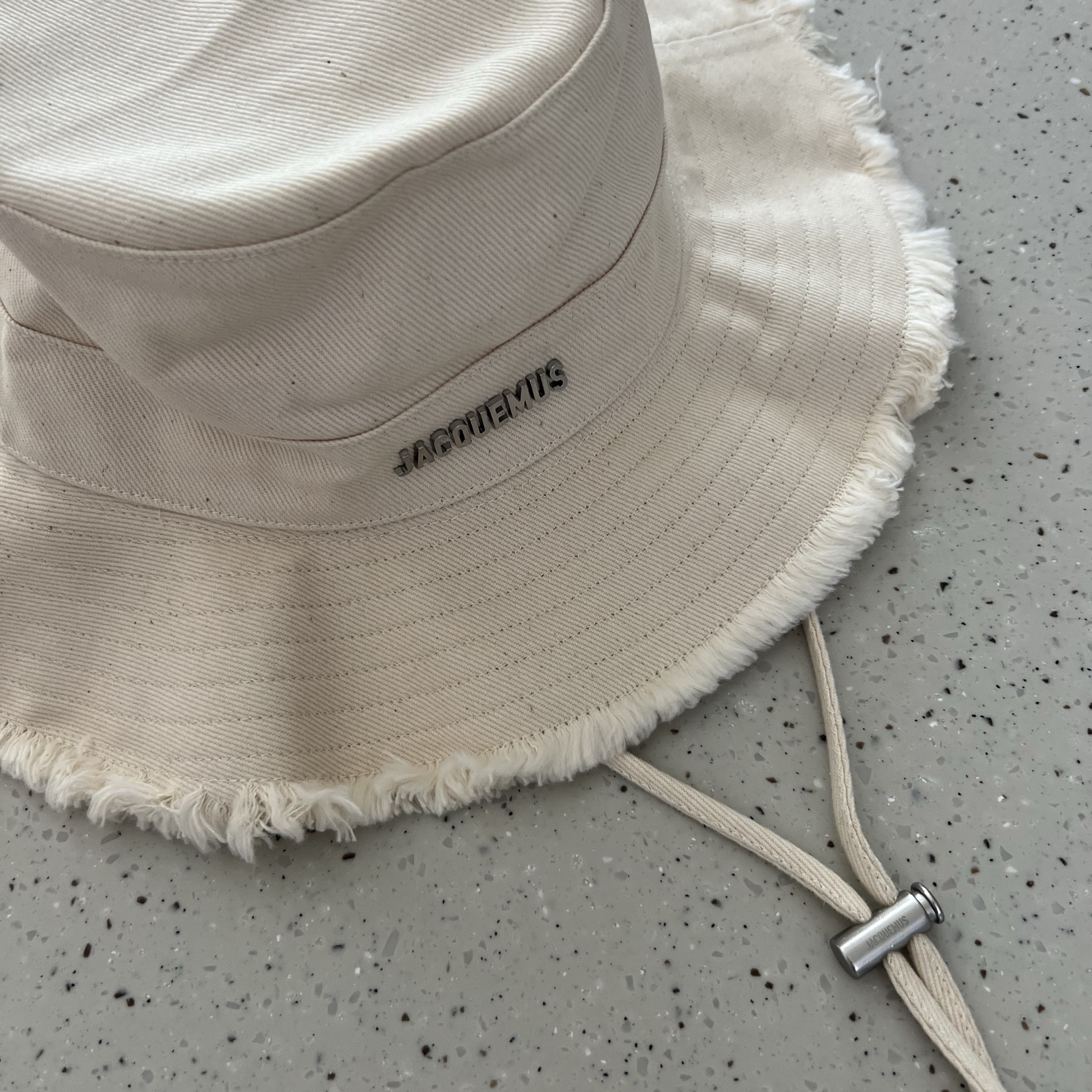Jacquemus Le Bob Artichaut Bucket Hat Off White 착용 스타일 - 1