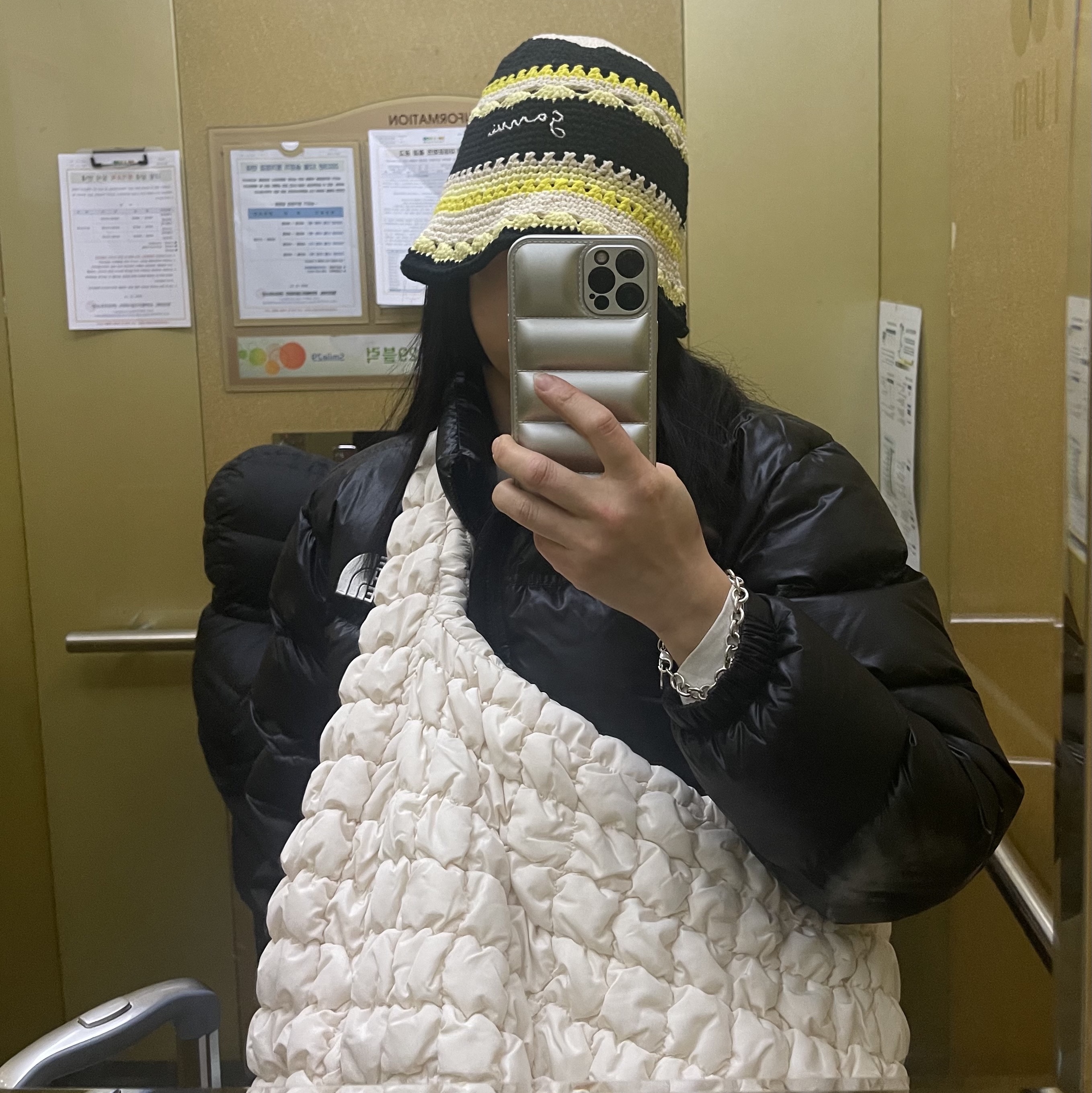 (W) Ganni Crochet Bucket Hat Golden Kiwi, COS Quilted Oversized Shoulder Bag Off White Light Beige 착용 스타일