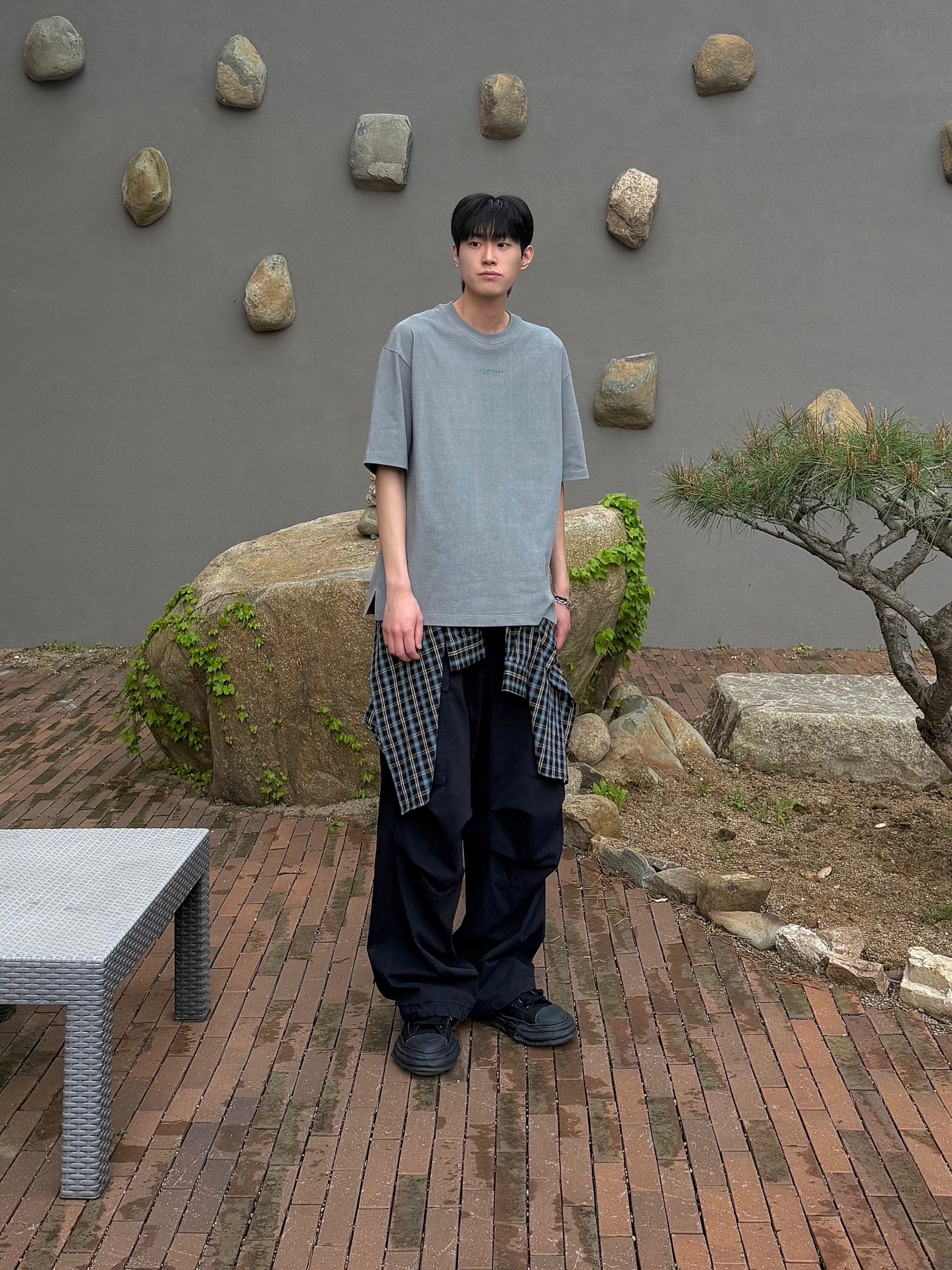Maison Mihara Yasuhiro Peterson OG Sole Canvas Low Sneakers Black Black, Maison Mihara Yasuhiro Peterson23 OG Sole Dyed Canvas Low-top Sneakers Black Black 착용 스타일 - 2