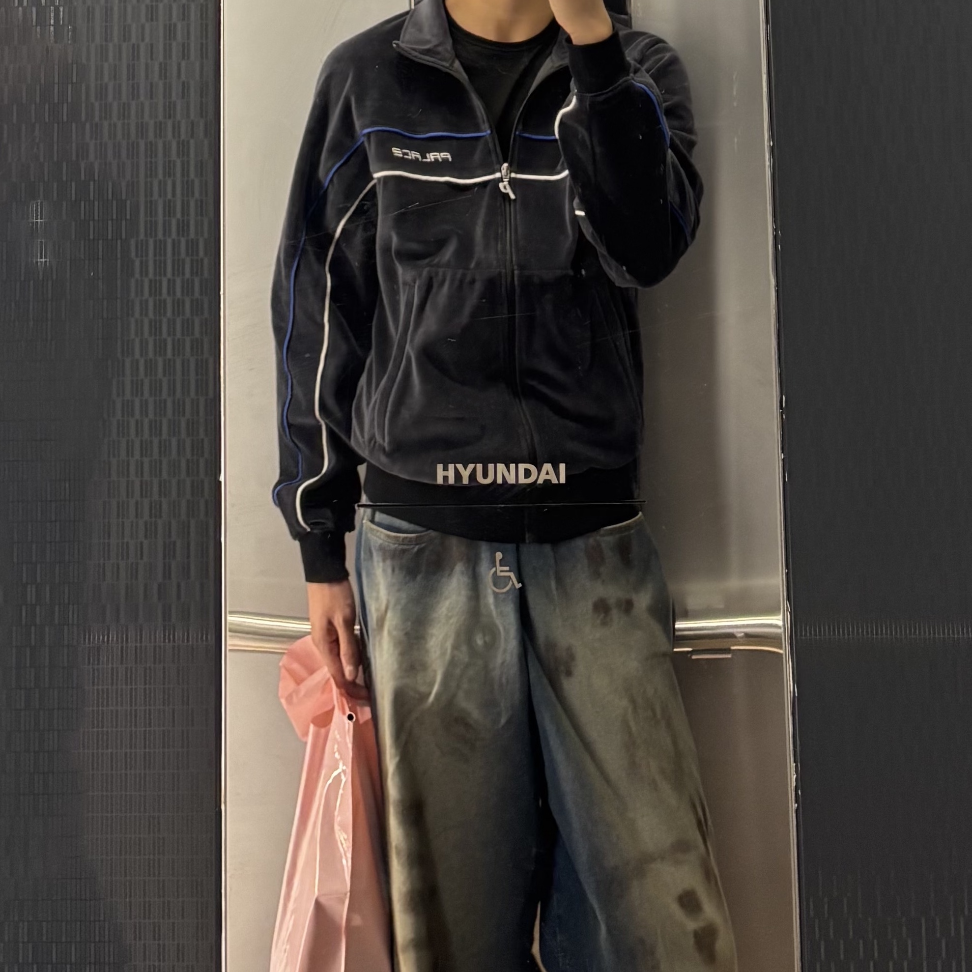 Palace Piped Velour Funnel Black - 25SS 착용 스타일